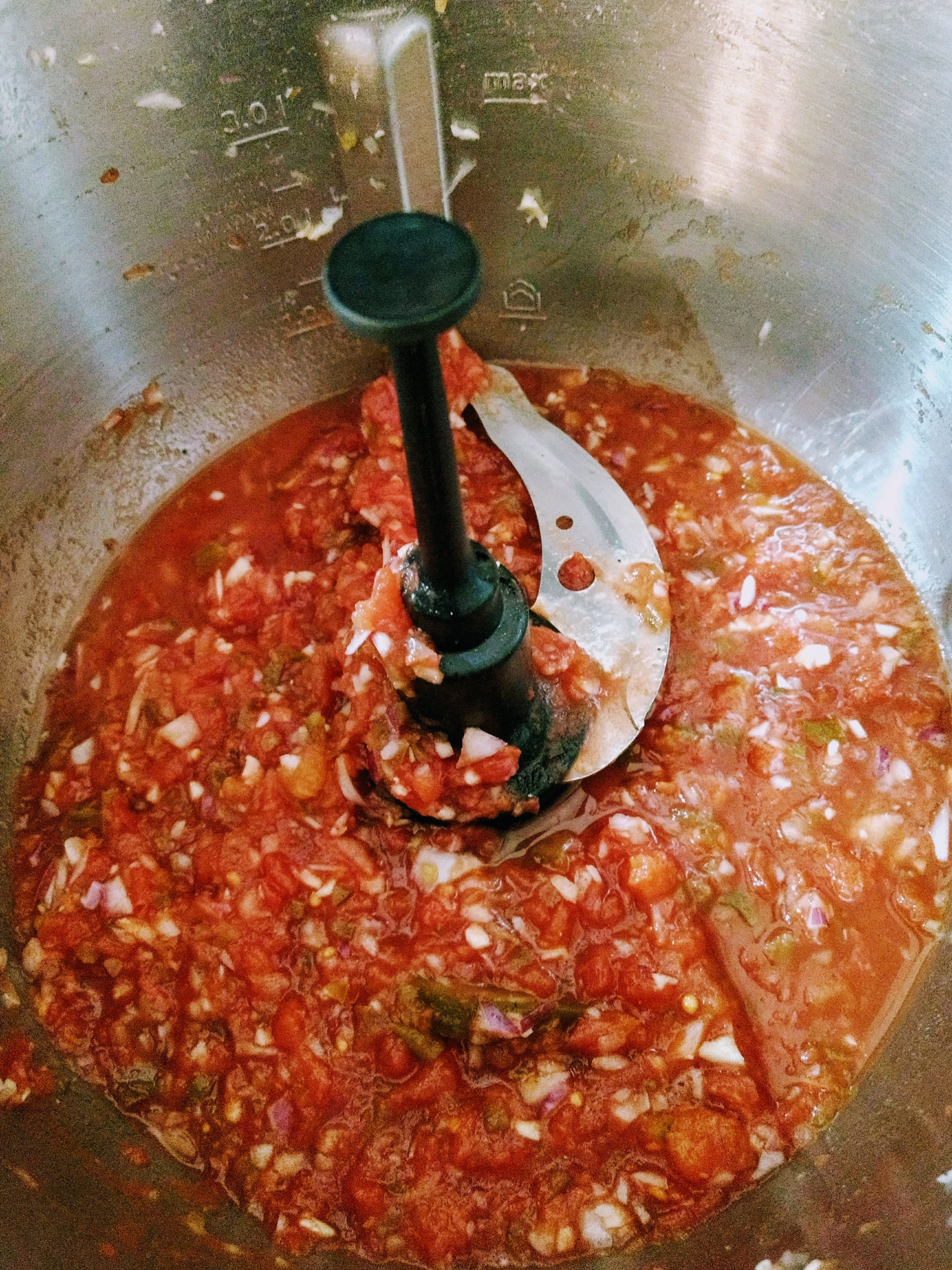 1 Dose gehackte Tomaten hinzugeben. Würzen mit ½ gestrichenen TL Salz, etwas Pfeffer, 1-2 Spritzer Zitrone und 1 Prise Zucker.Den Deckel schließen, den Messerbecher einsetzen und alles miteinander verrühren (Universalmesser | Stufe 7 | 30 Sek.).