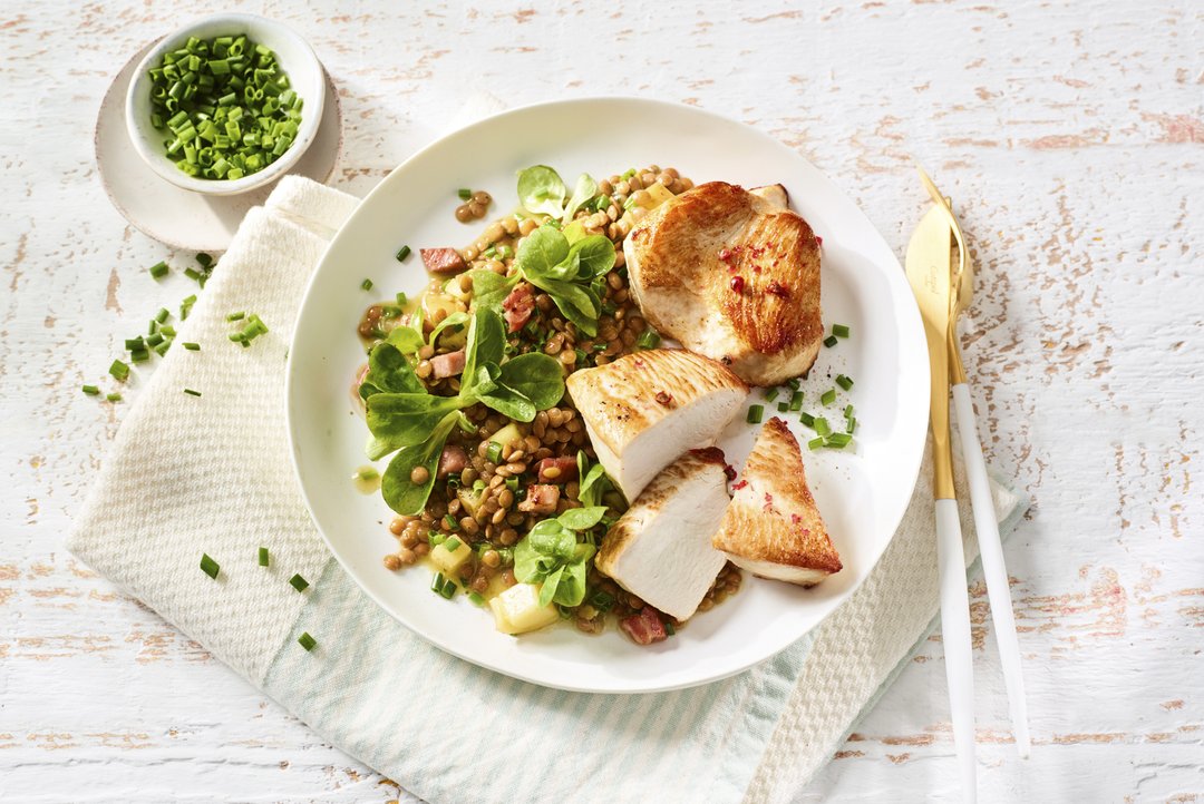Putenfilet auf Linsen-Kartoffelgemüse mit Feldsalat und Speck | Rezept ...