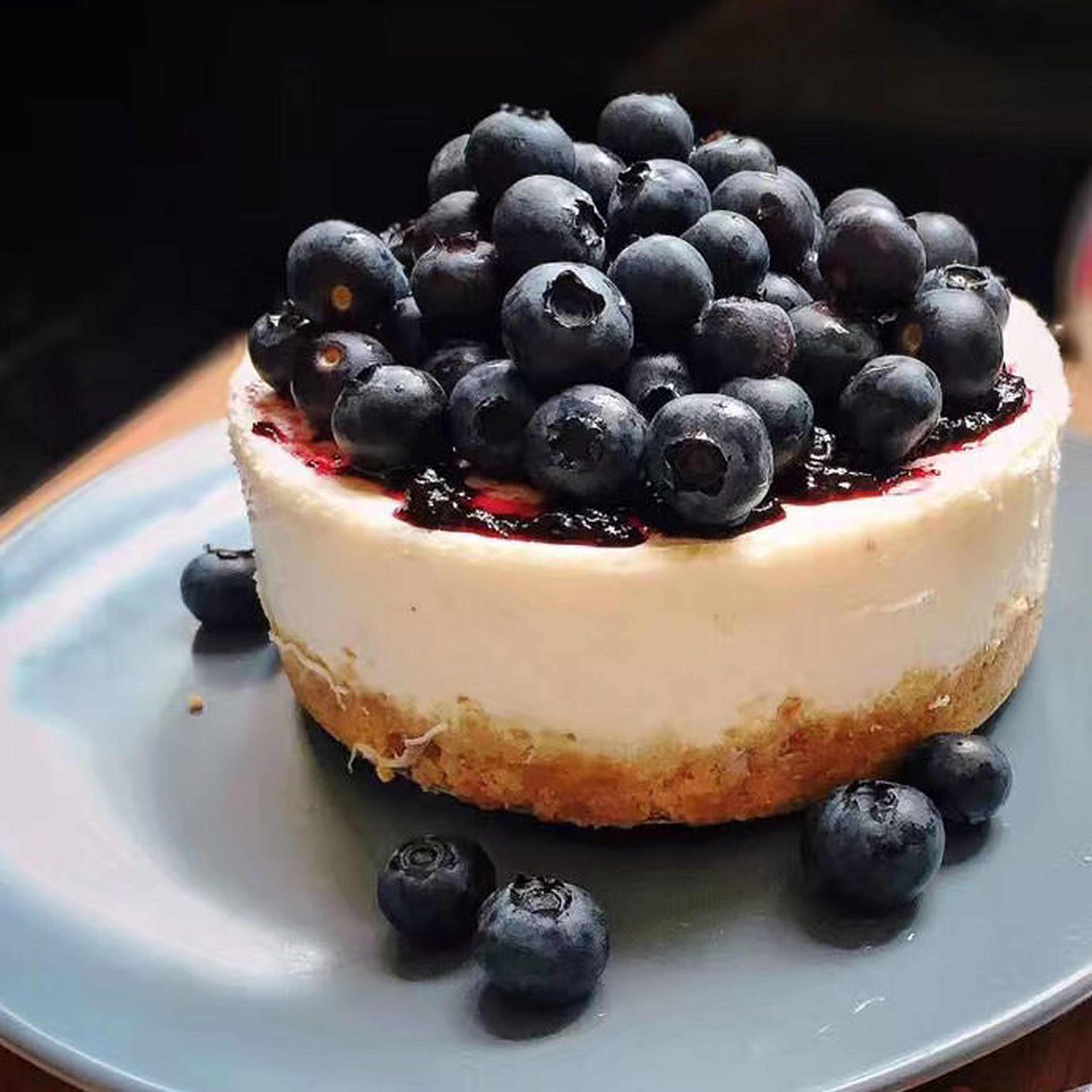 Classic cheesecake with blueberries