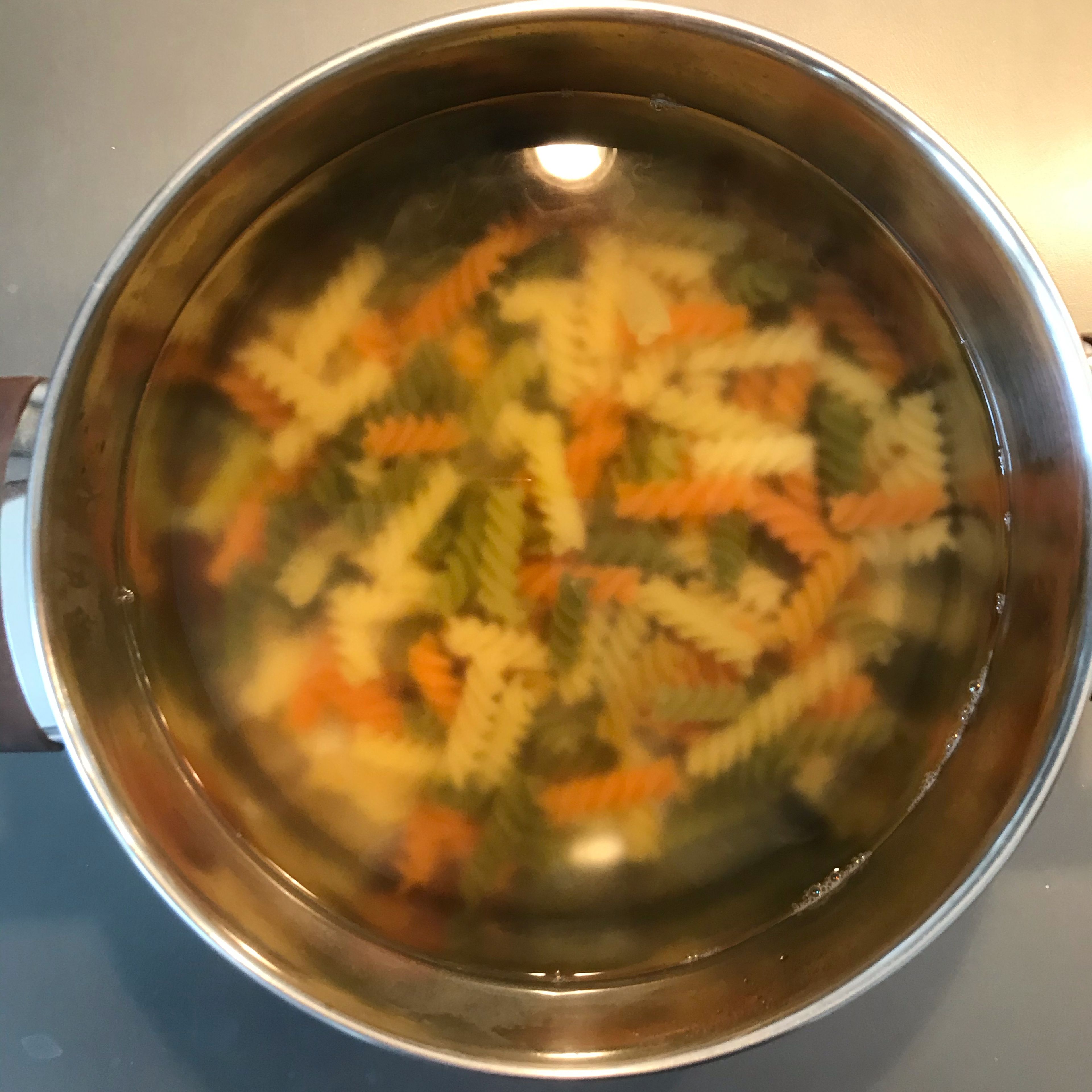 Spirelli in kräftigem Salzwasser kochen (nicht zu weich)