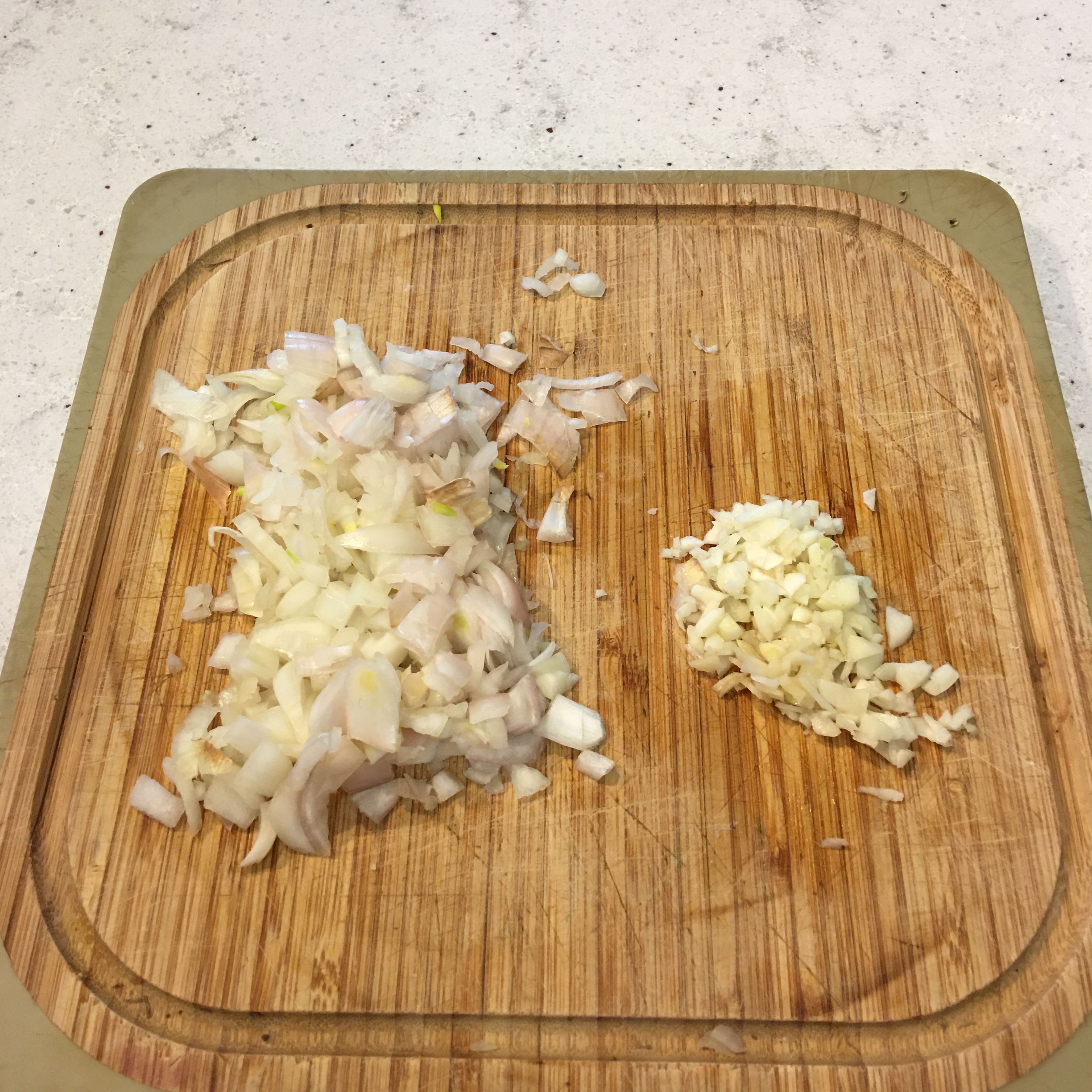 Preheat your oven to 180° Celcius. Chop the onion and mince the garlic.
