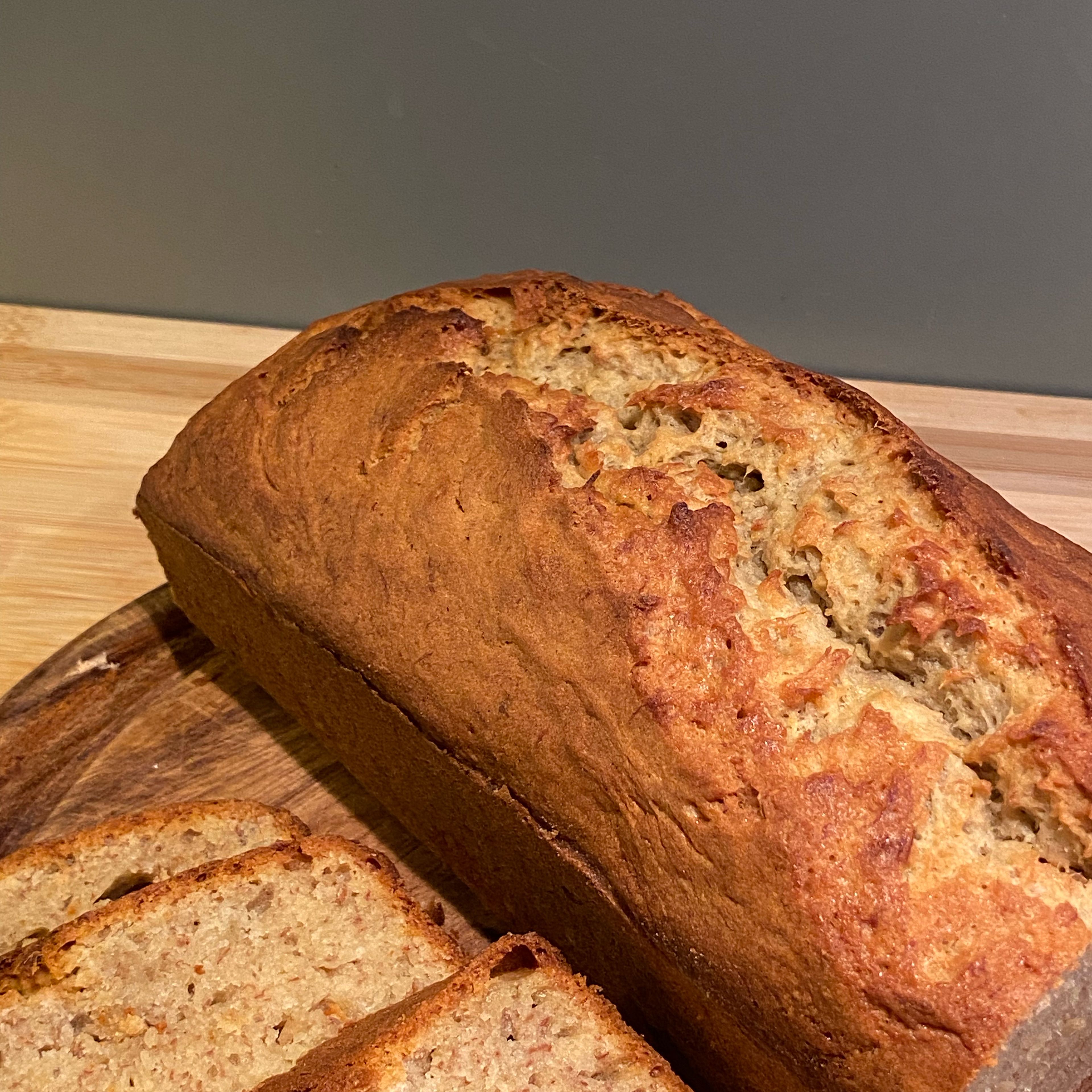 Teig gleichmäßig in der eingefetteten Form verteilen und für 50-60min bei 175° Umluft backen.