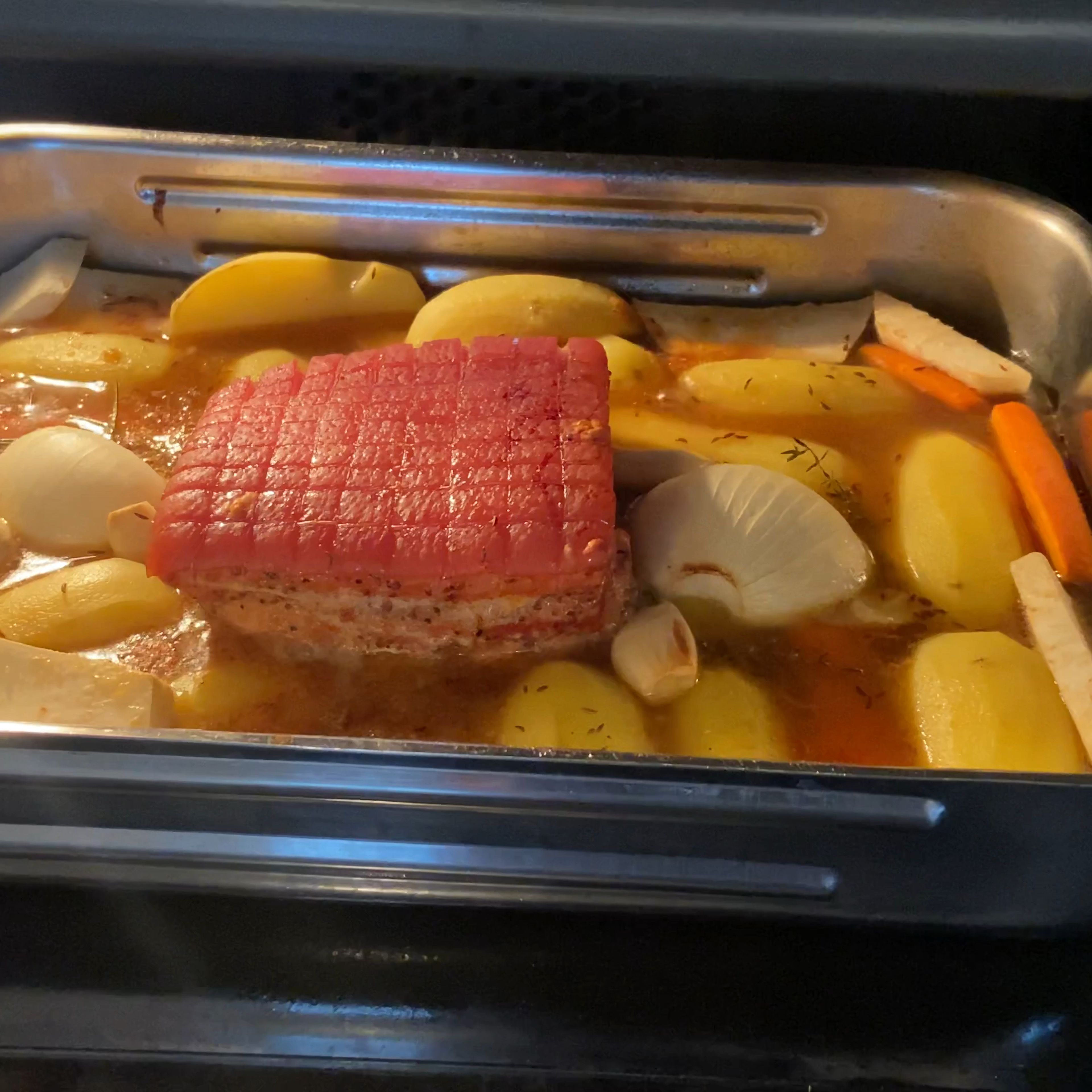 Temperatur im Auge behalten, jeder Ofen und jedes Stück Fleisch ist andern, es sollte langsam vor sich hin garen, aber nicht zu dunkel werden.