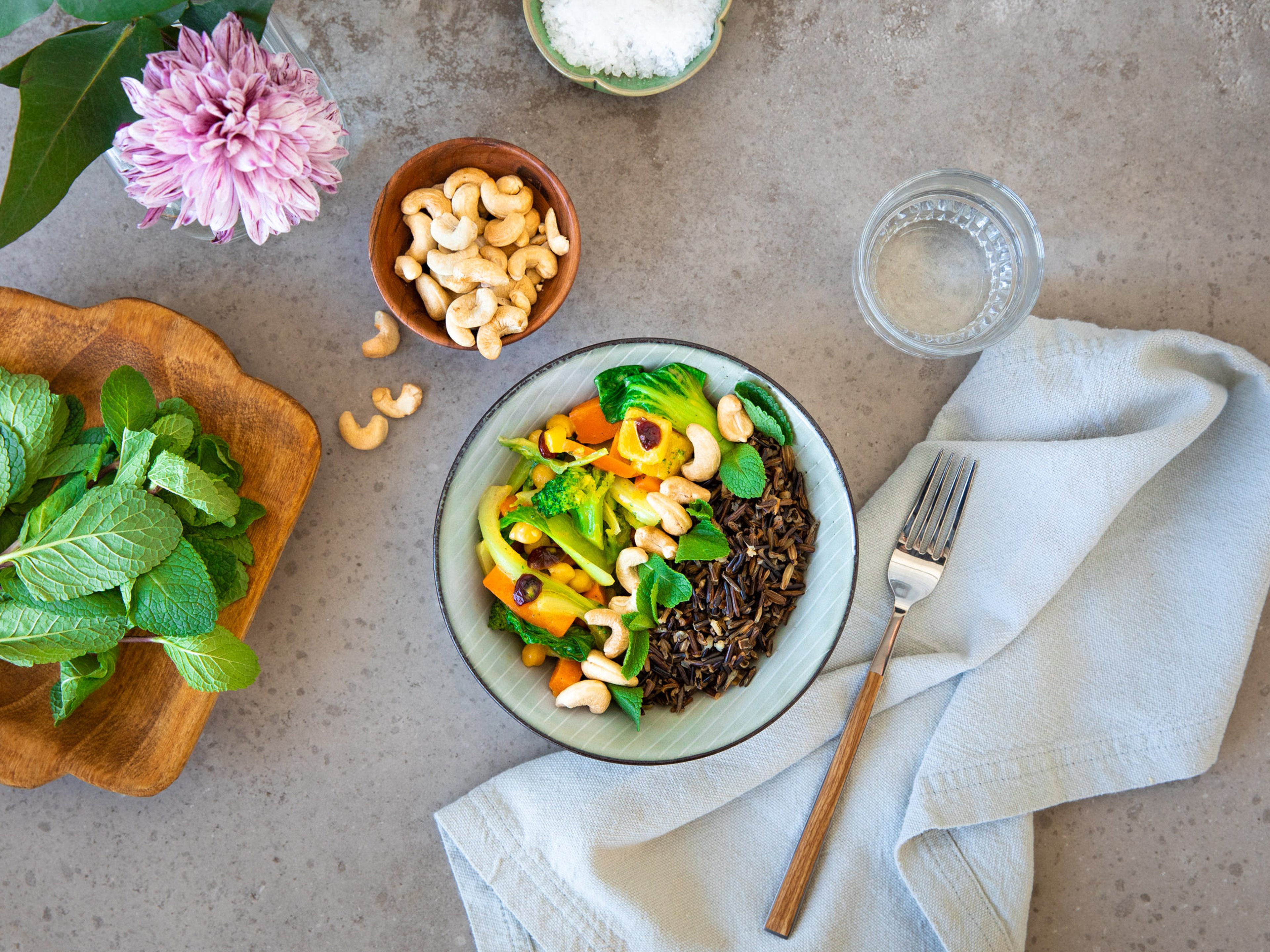 Kichererbsen-Cranberry Bowl mit Pak Choi und Cashewkernen