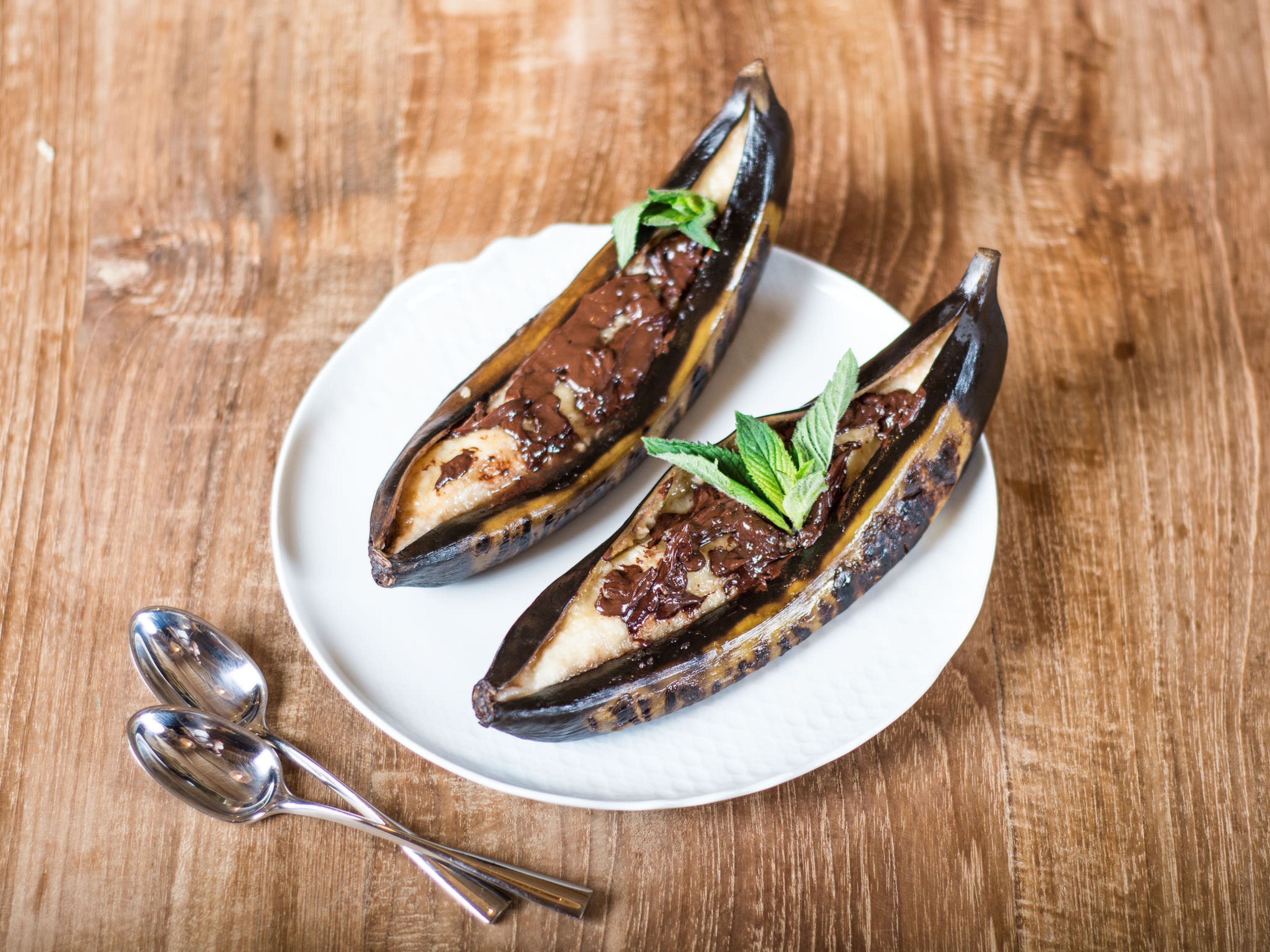 Grilled banana with chocolate