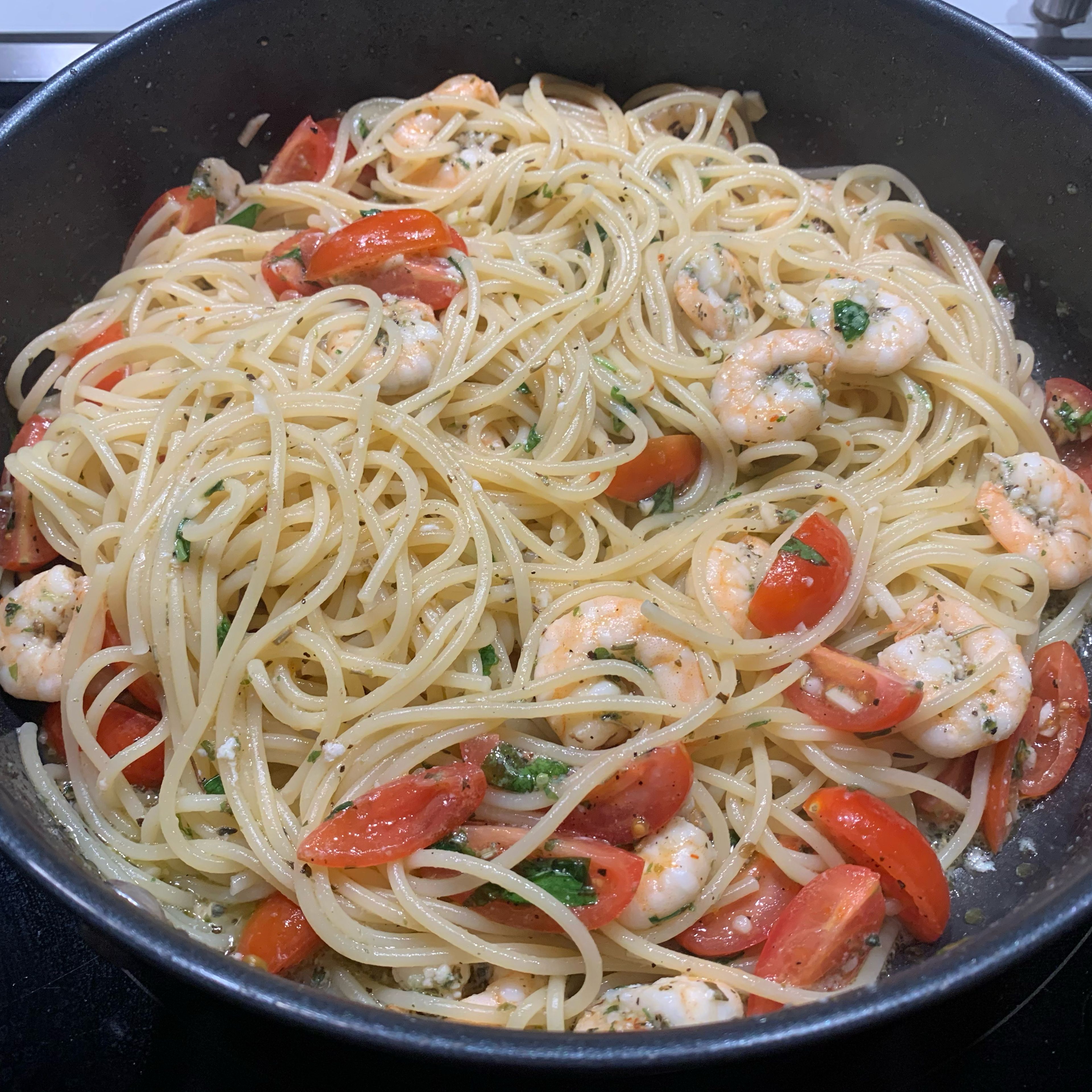 Die Spagetti und die Tomatenmischung zu den Garnelen geben und gut durchmischen und sofort servieren. Evtl. mit etwas Parmesan bestreuen.