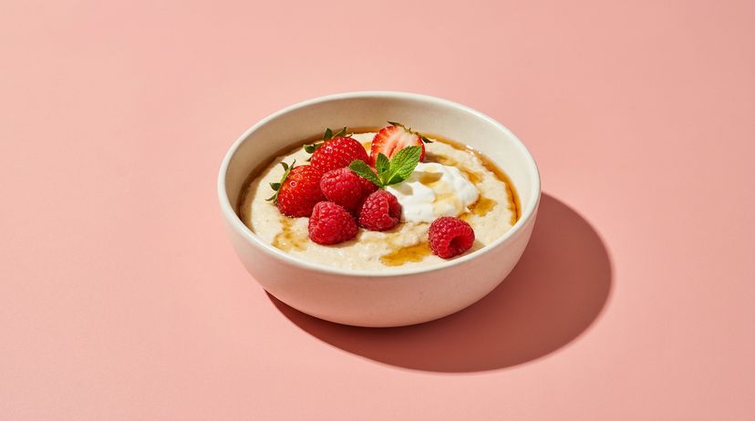 Cremiger Grießbrei mit Skyr und Beeren für einen proteinreichen Start in den Tag