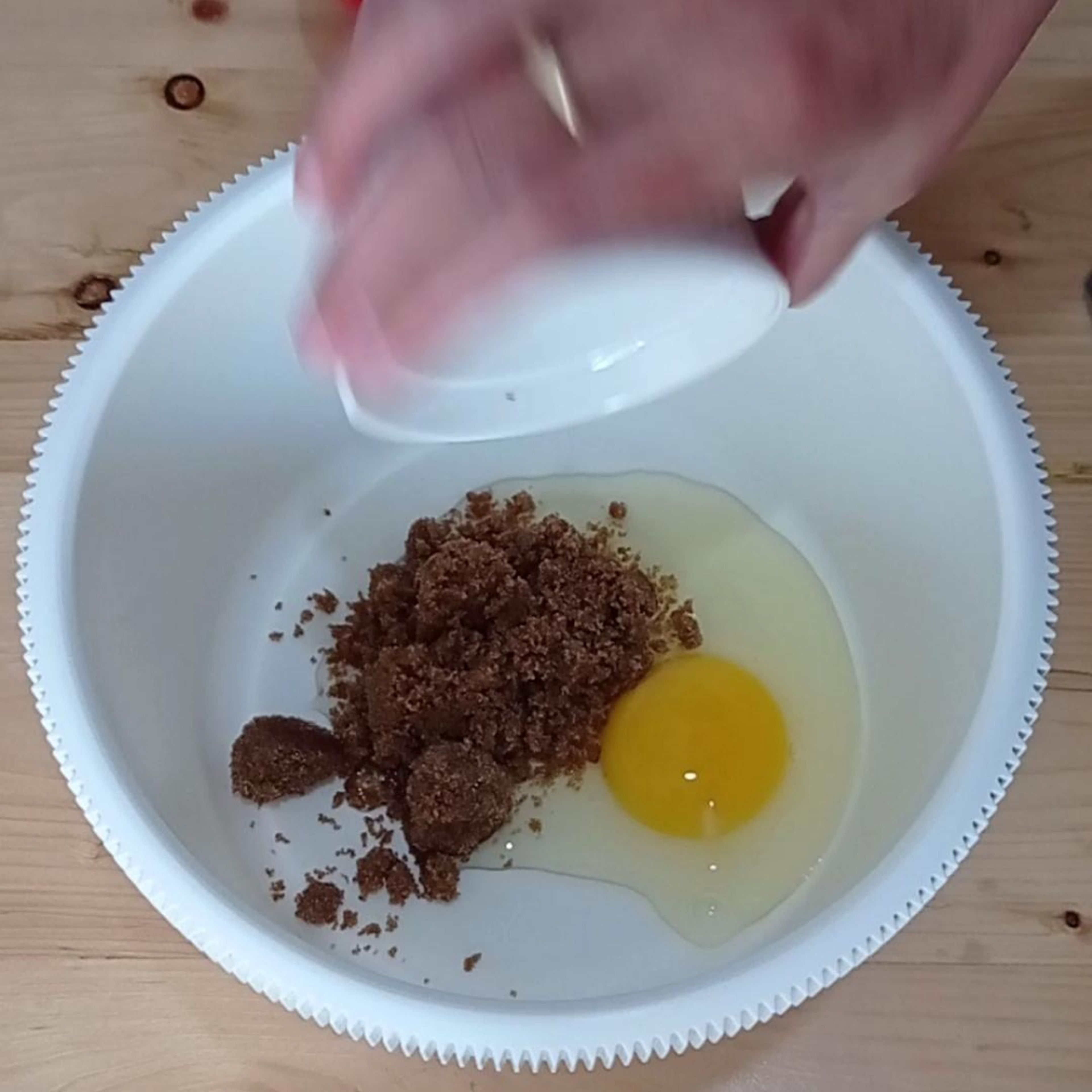 In the medium bowl, beat egg and brown sugar until fluffy.