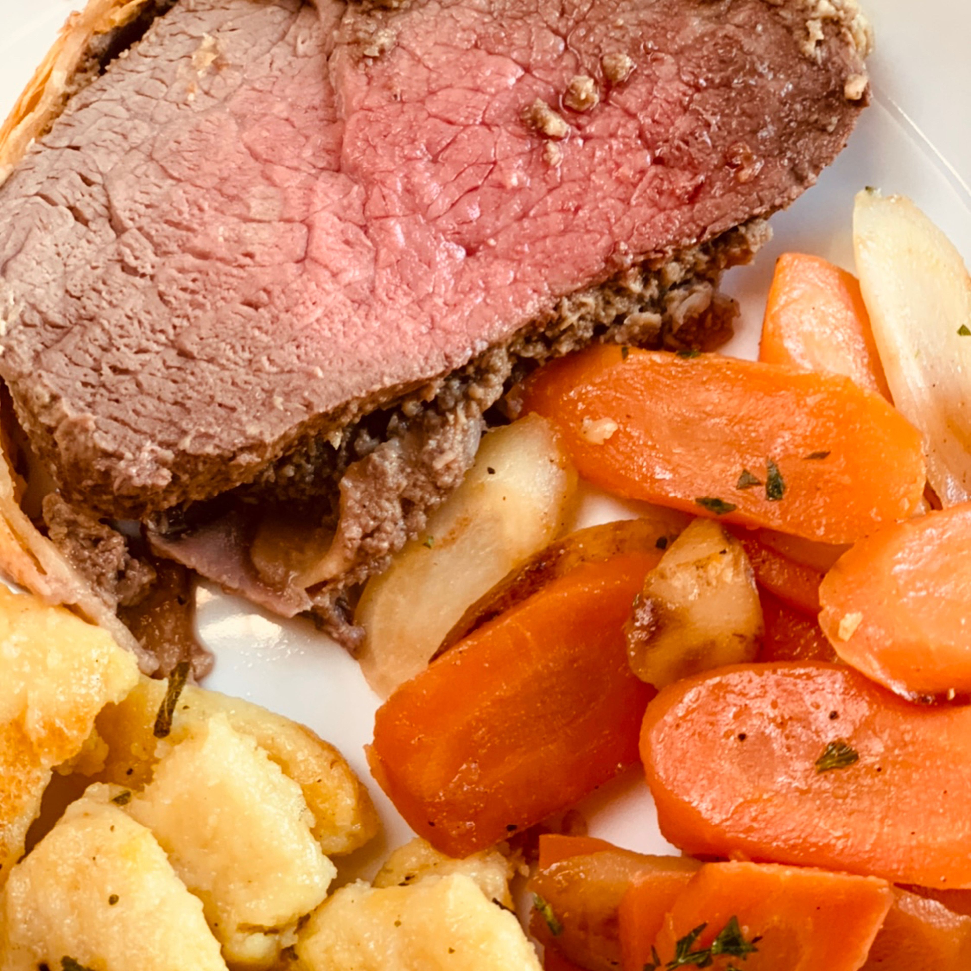 Tipp: Das Beef Wellington mit Gemüse servieren. Karotten, Pertersilienwurzel und Kartoffeln eignen sich hierfür sehr gut.