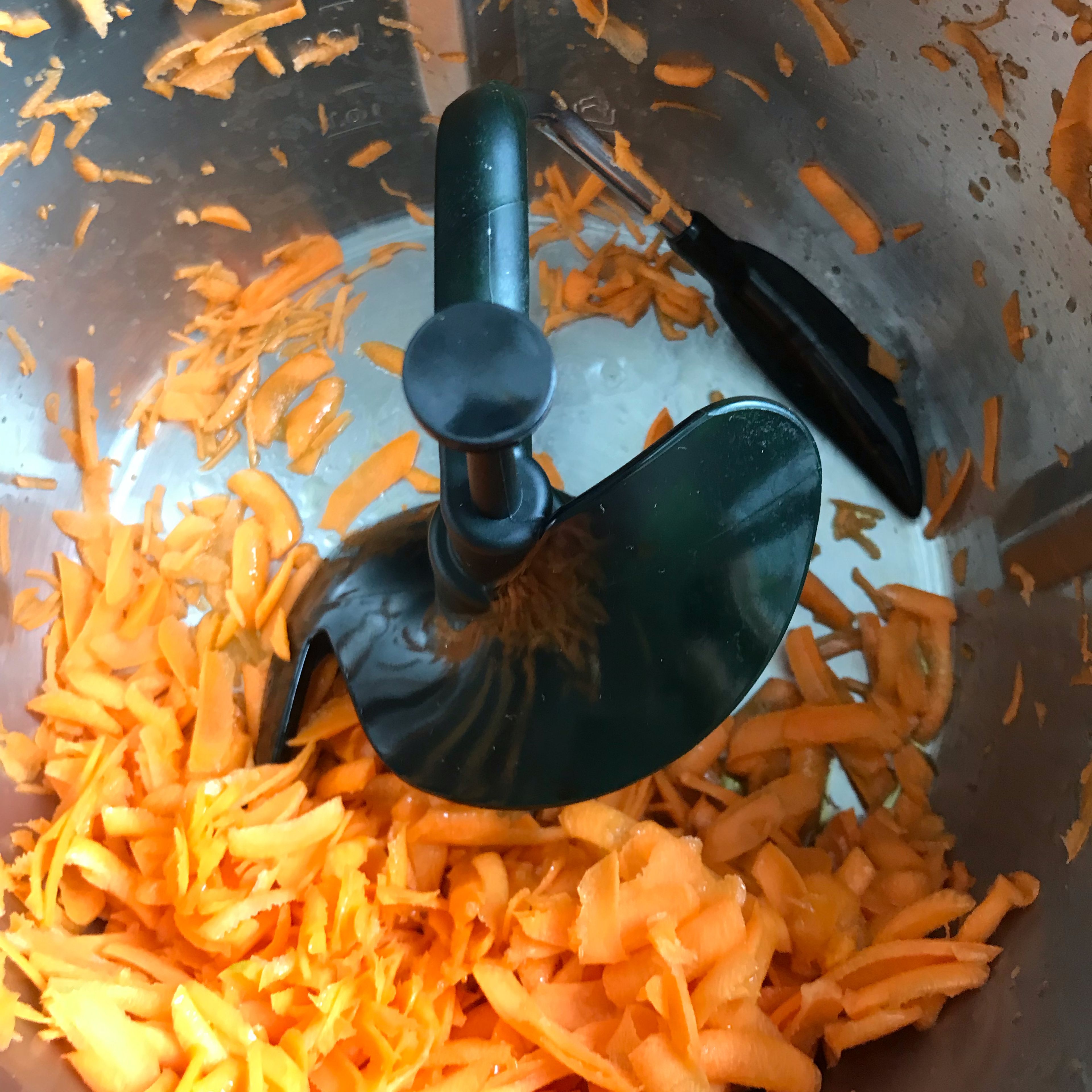 Den Inhalt kurz in eine Schüssel umfüllen und den 3D-Rührer einsetzen. Danach die gehobelten Karotten wieder in den Topf geben.