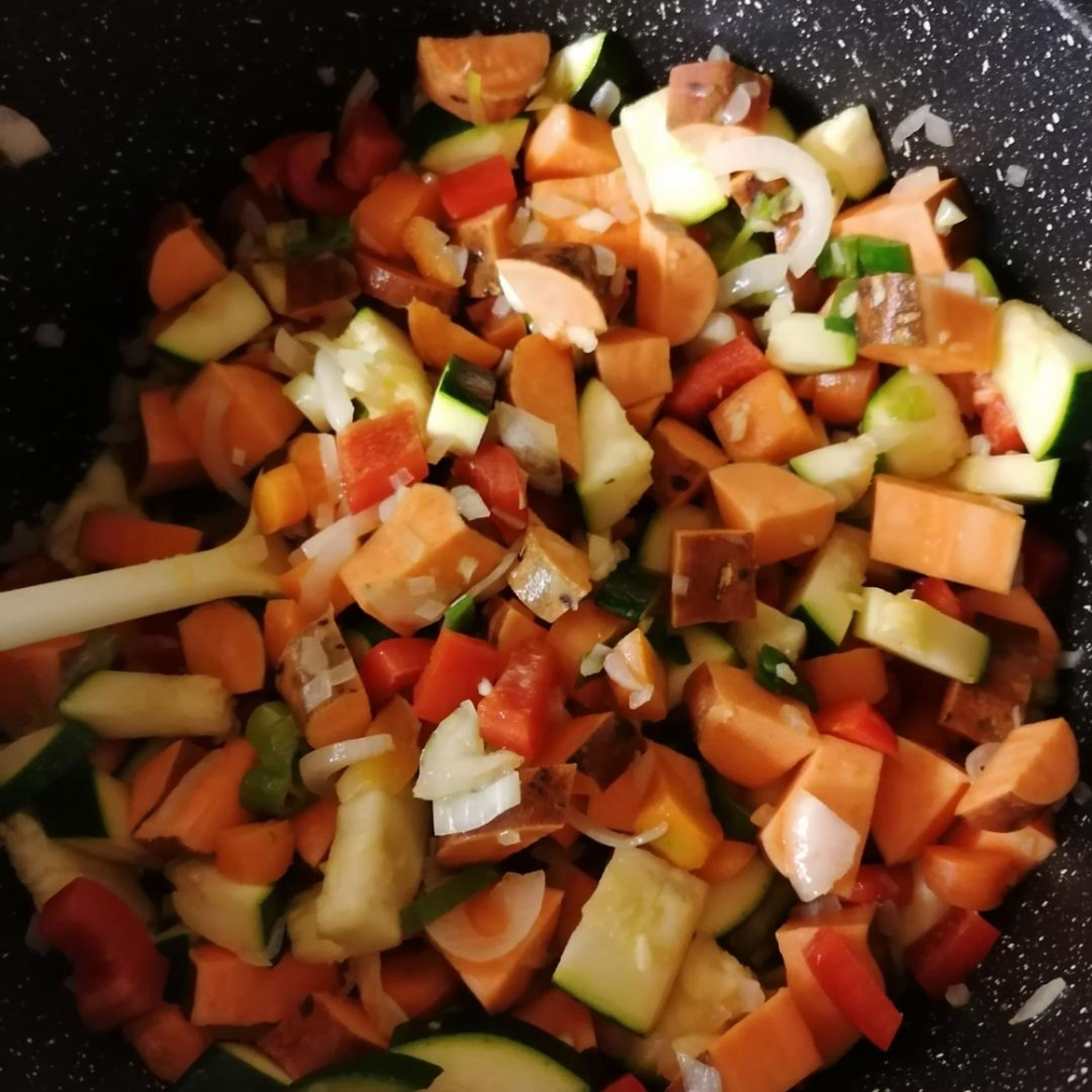 Öl erhitzen, Zwiebeln, Frühlingszwiebel, Karotten und Knoblauch kurz anbraten, dann das andere Gemüse dazu geben und einige Minuten andünsten. Mit Salz und Pfeffer würzen.