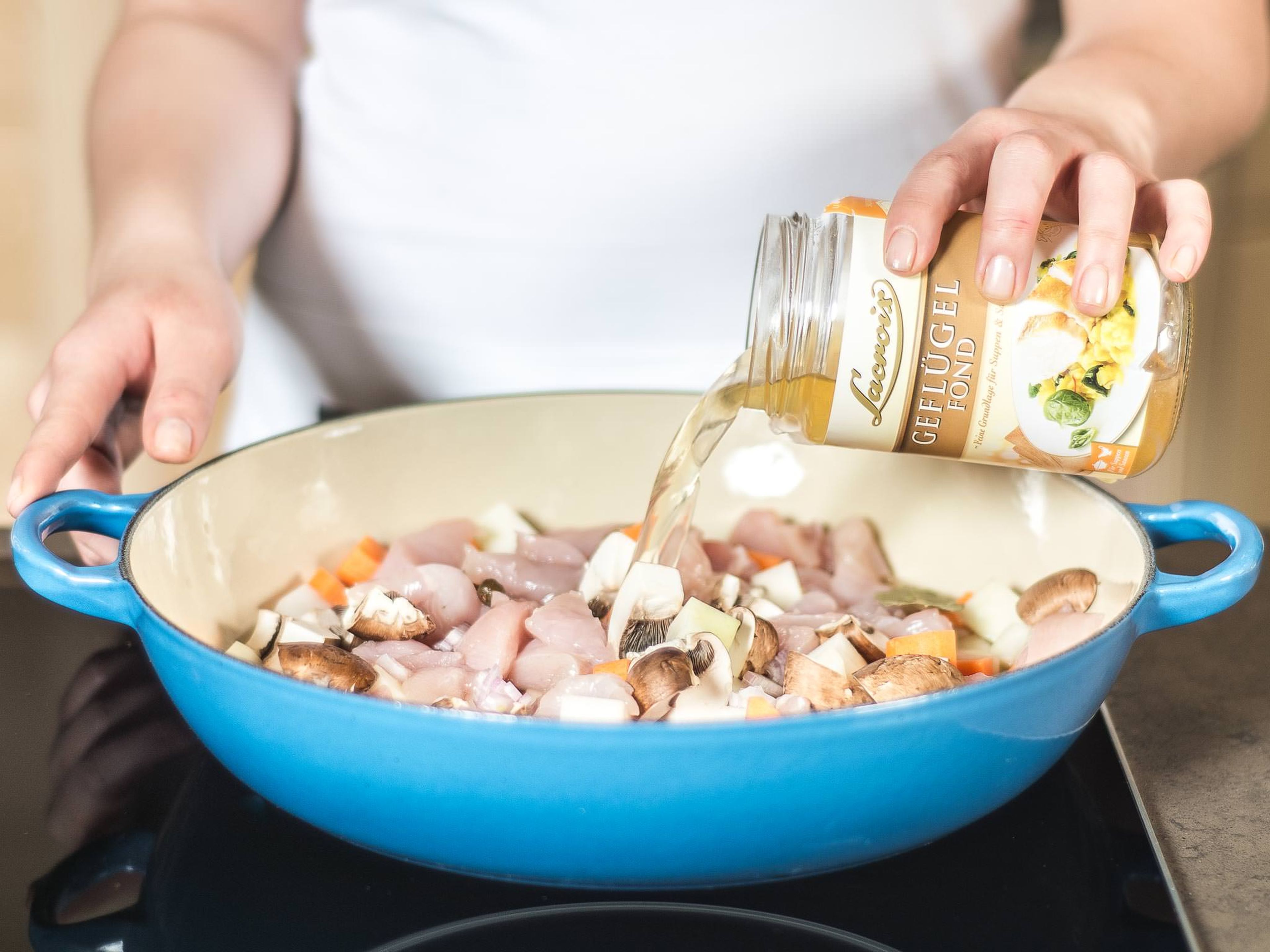 Place mushrooms, chopped shallot, carrot, kohlrabi and chicken breast into a deep frying pan with the bay leaf, allspice, and pepper corns. Fill up with chicken stock and boil with lid closed for approx. 5 min.