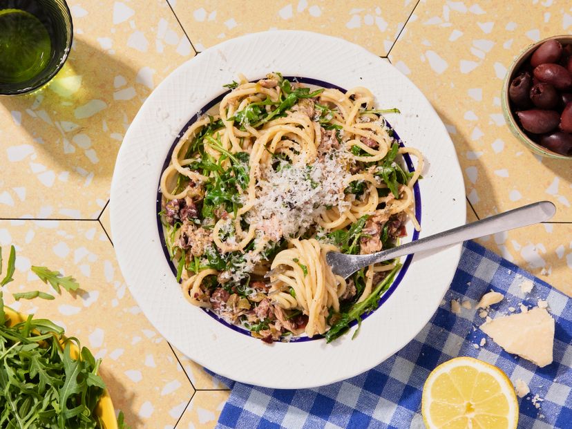 Pantry-Pasta mit Oliven, Kapern und Thunfisch