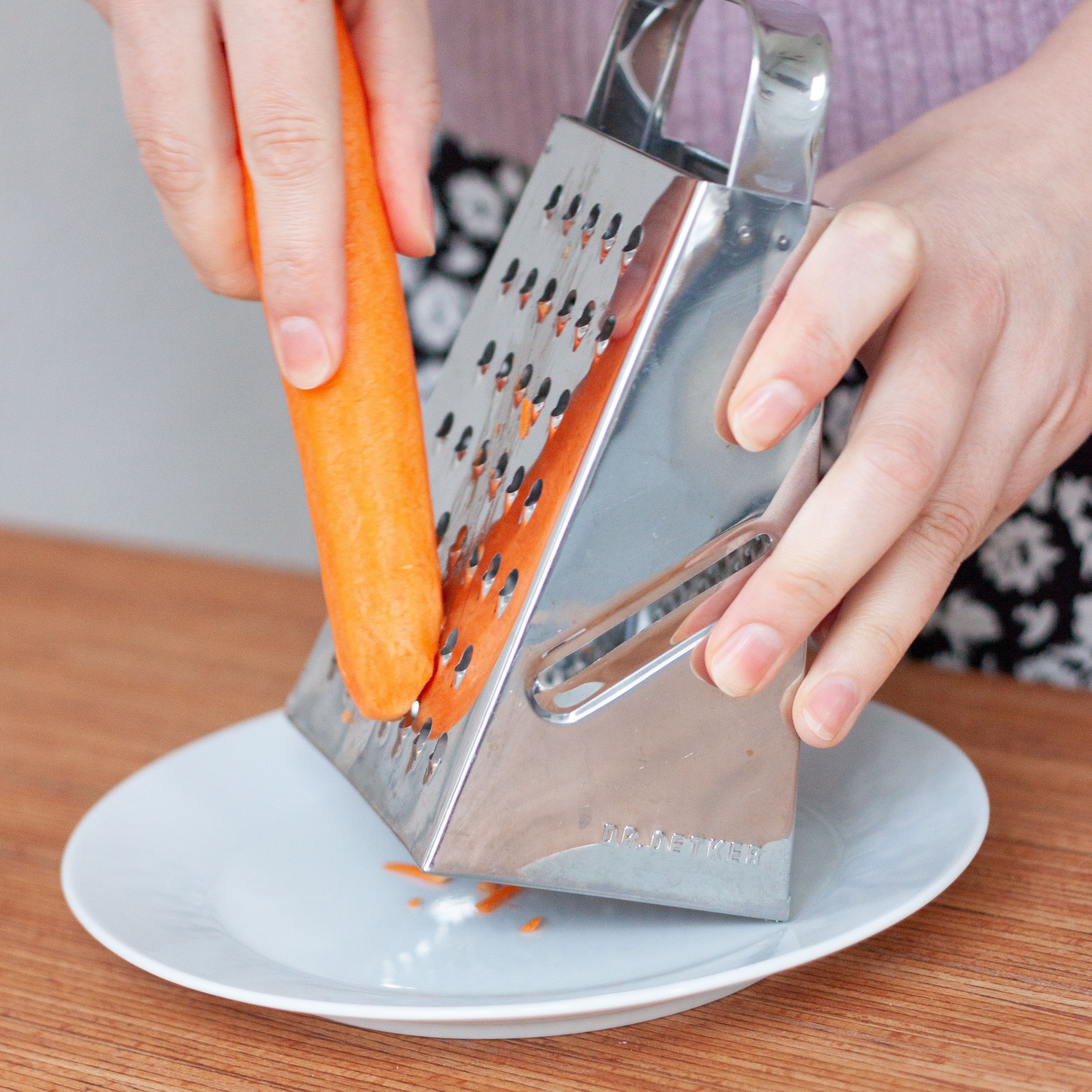 Karotte und Apfel waschen und schälen. Dann mit der Küchenreibe grob raspeln. In eine abdeckbare Schüssel geben.
