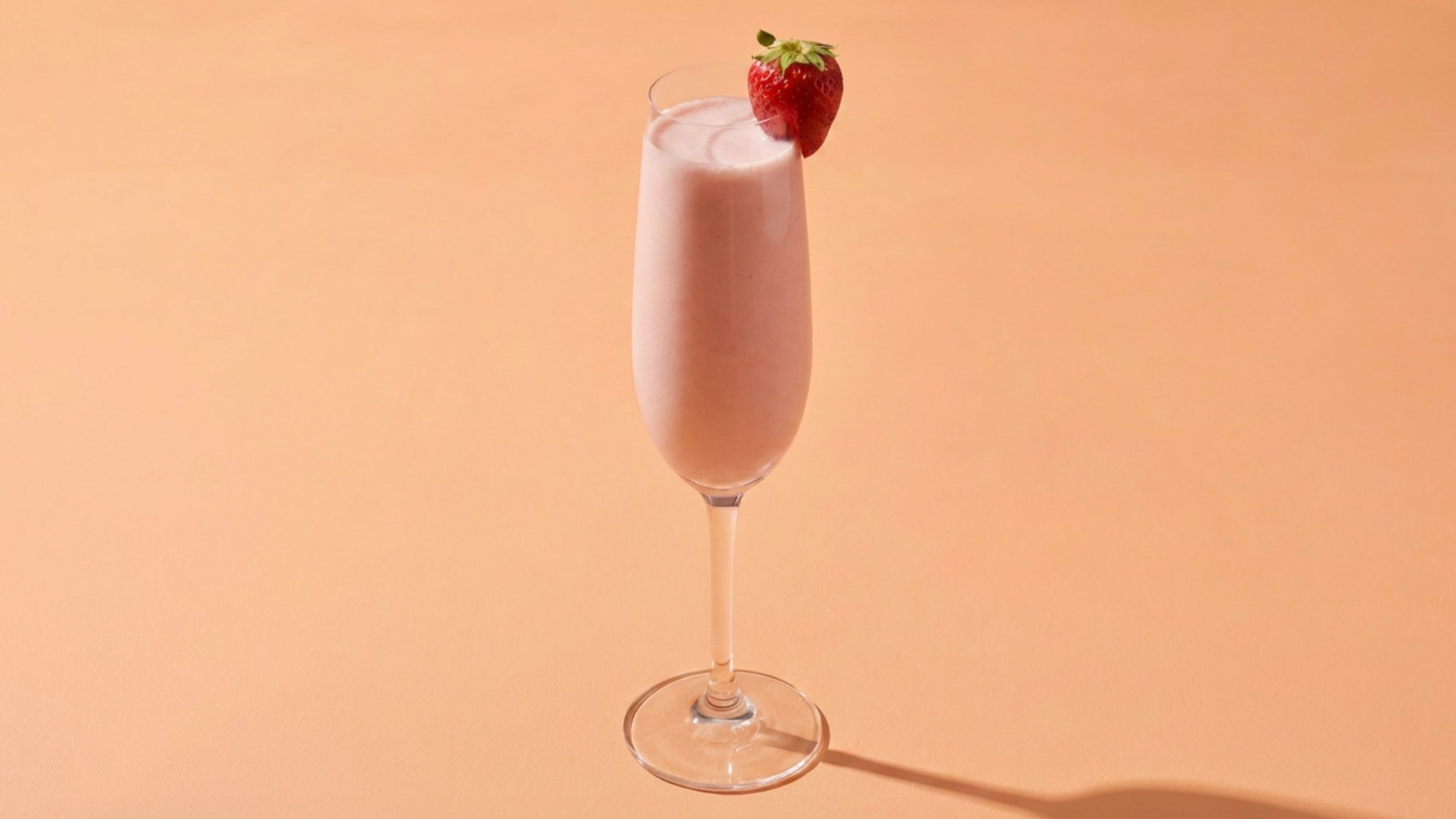 Fruchtiger Brunch-Cocktail im Glas: Erdbeer-Sahne-Mimosa
