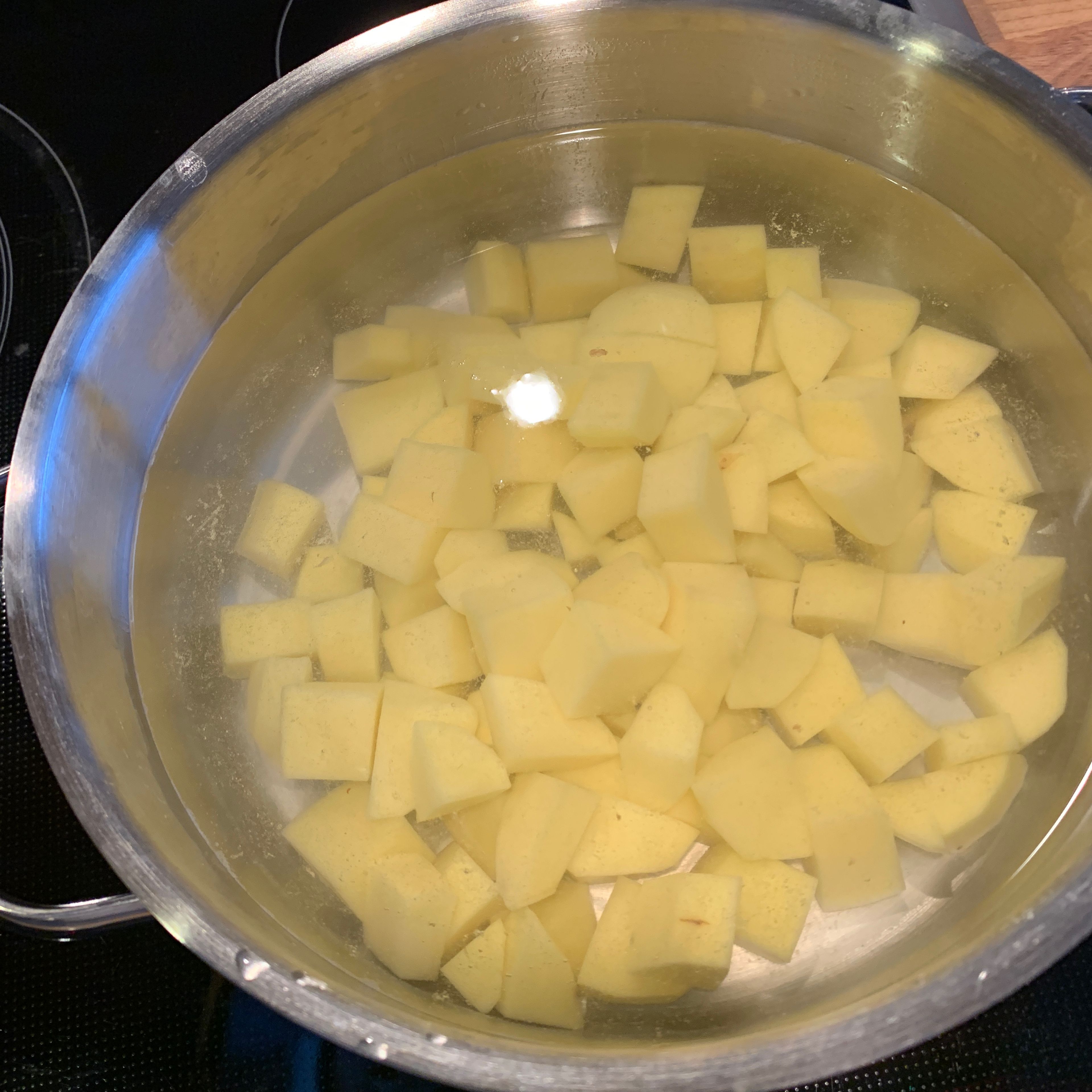 Topf mit Wasser zum Kochen bringen, Salz hinzufügen und Kartoffeln ca. 4 Min garen