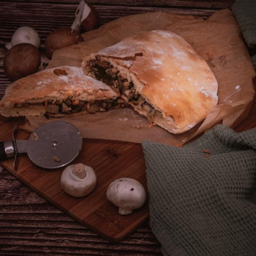 Vegan Calzone mit Pilz-Spinat-Füllung