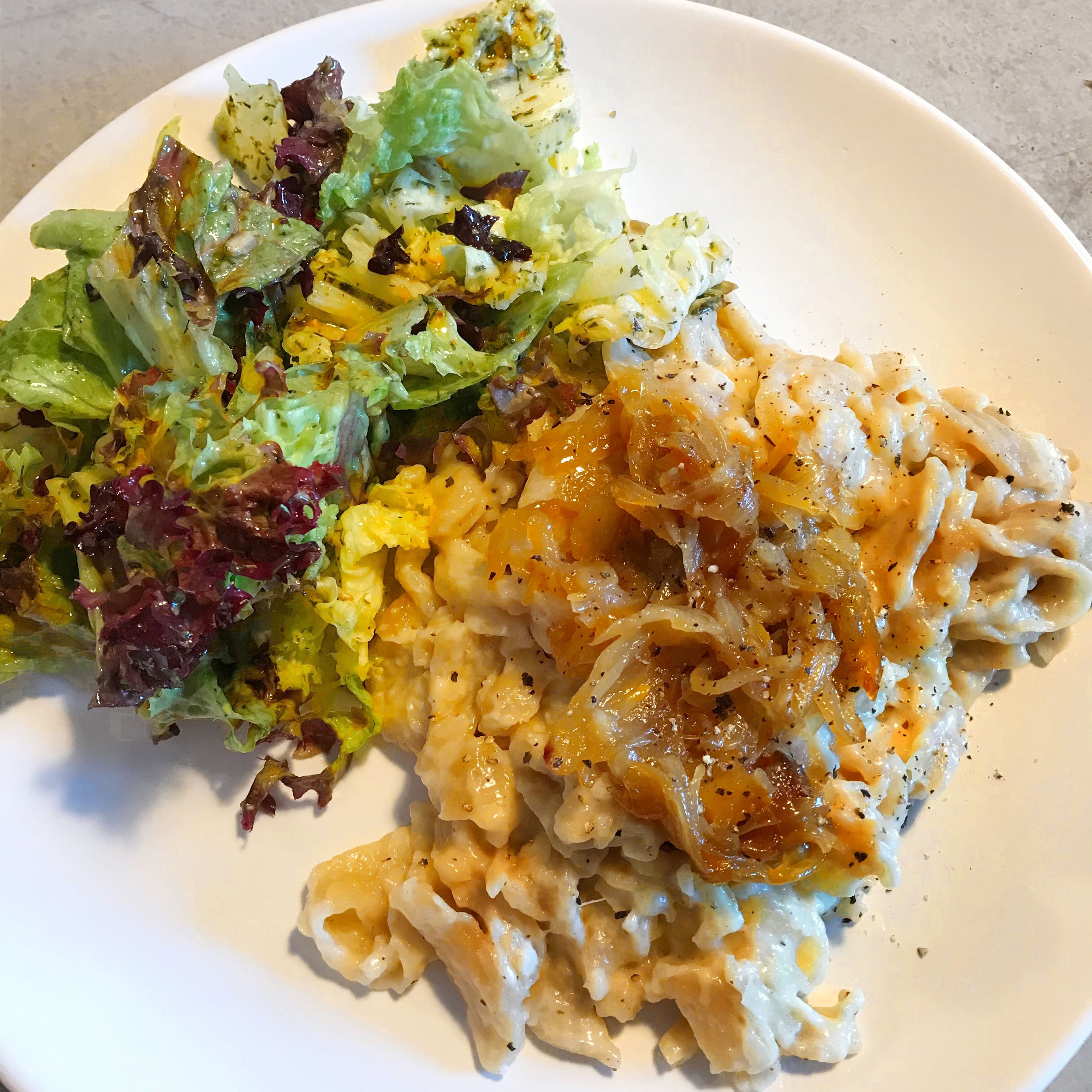 Spätzle mit karamellisierten Zwiebeln servieren, als Beilage passt ein einfacher Blattsalat mit Kräuterdressing 