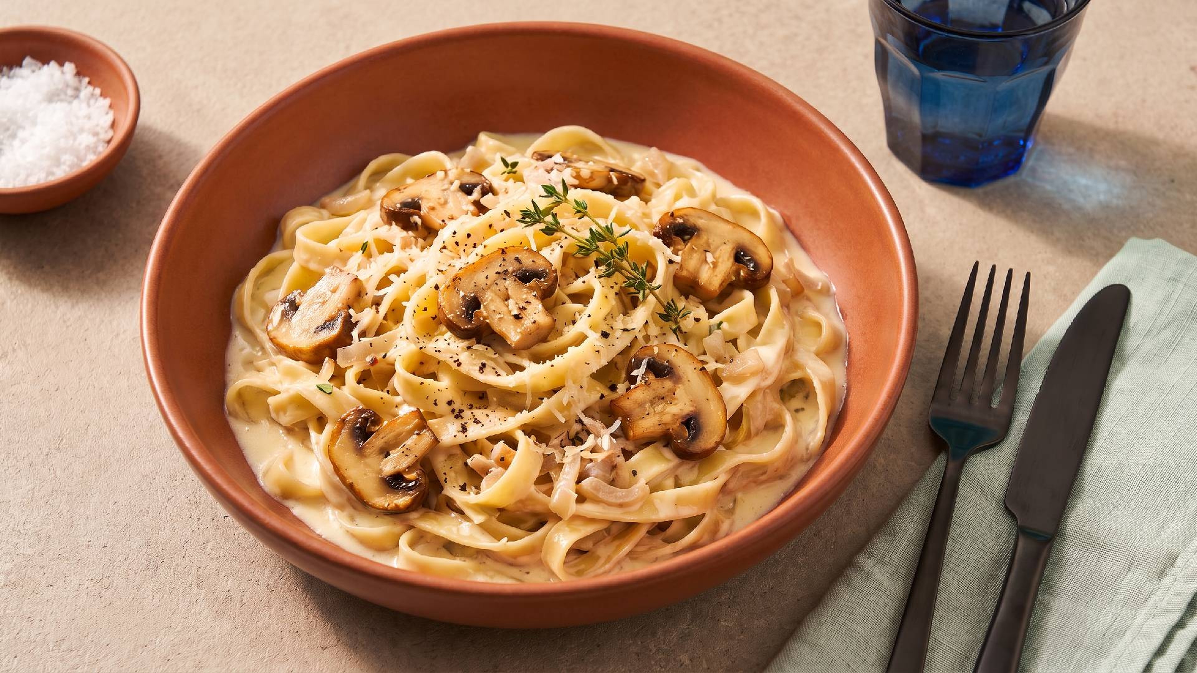 Cremige Champignon-Nudeln mit Crème fraîche und Thymian