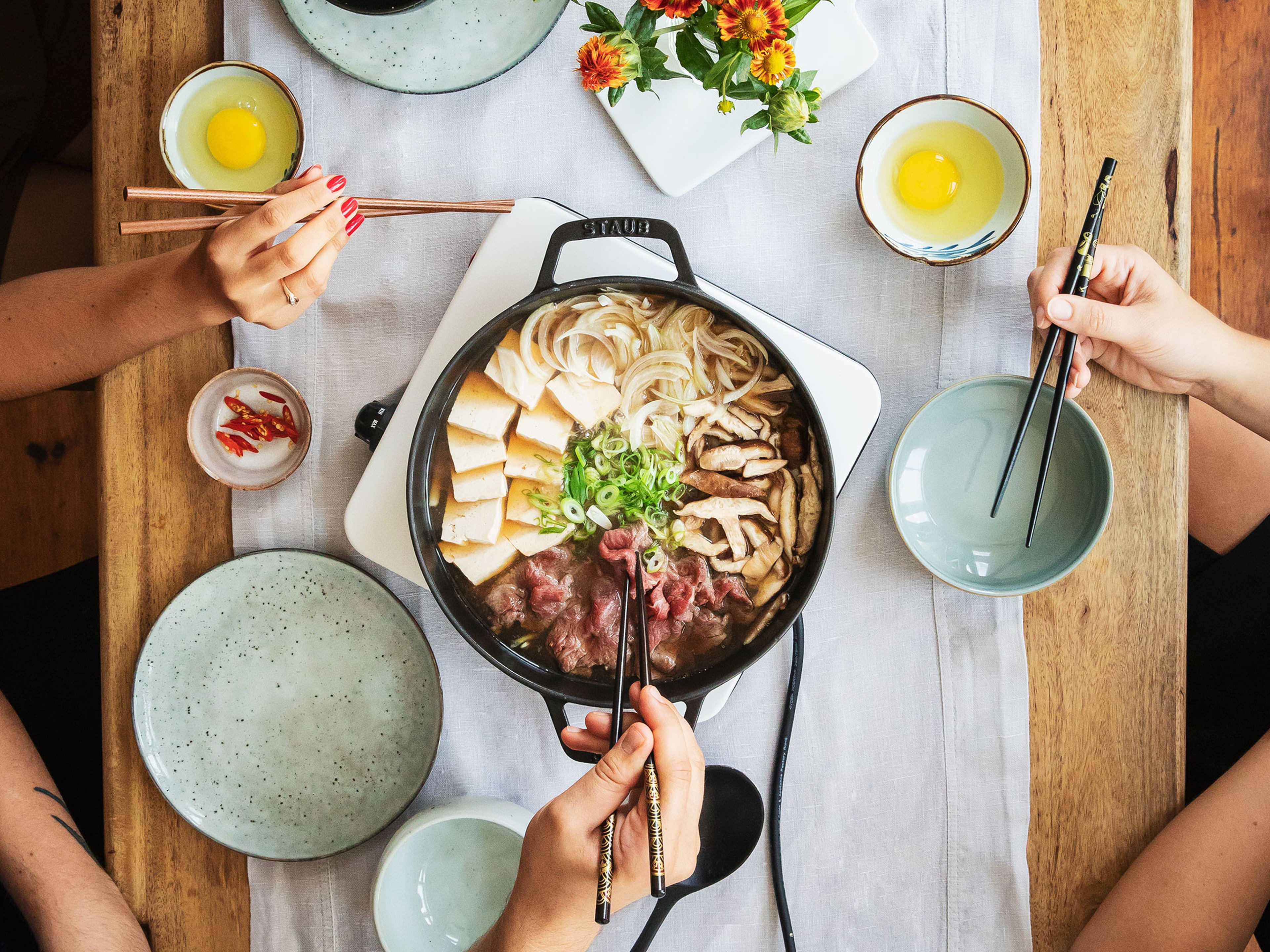 Heiß und traditionell aromatisch: Japanischer Sukiyaki Eintopf