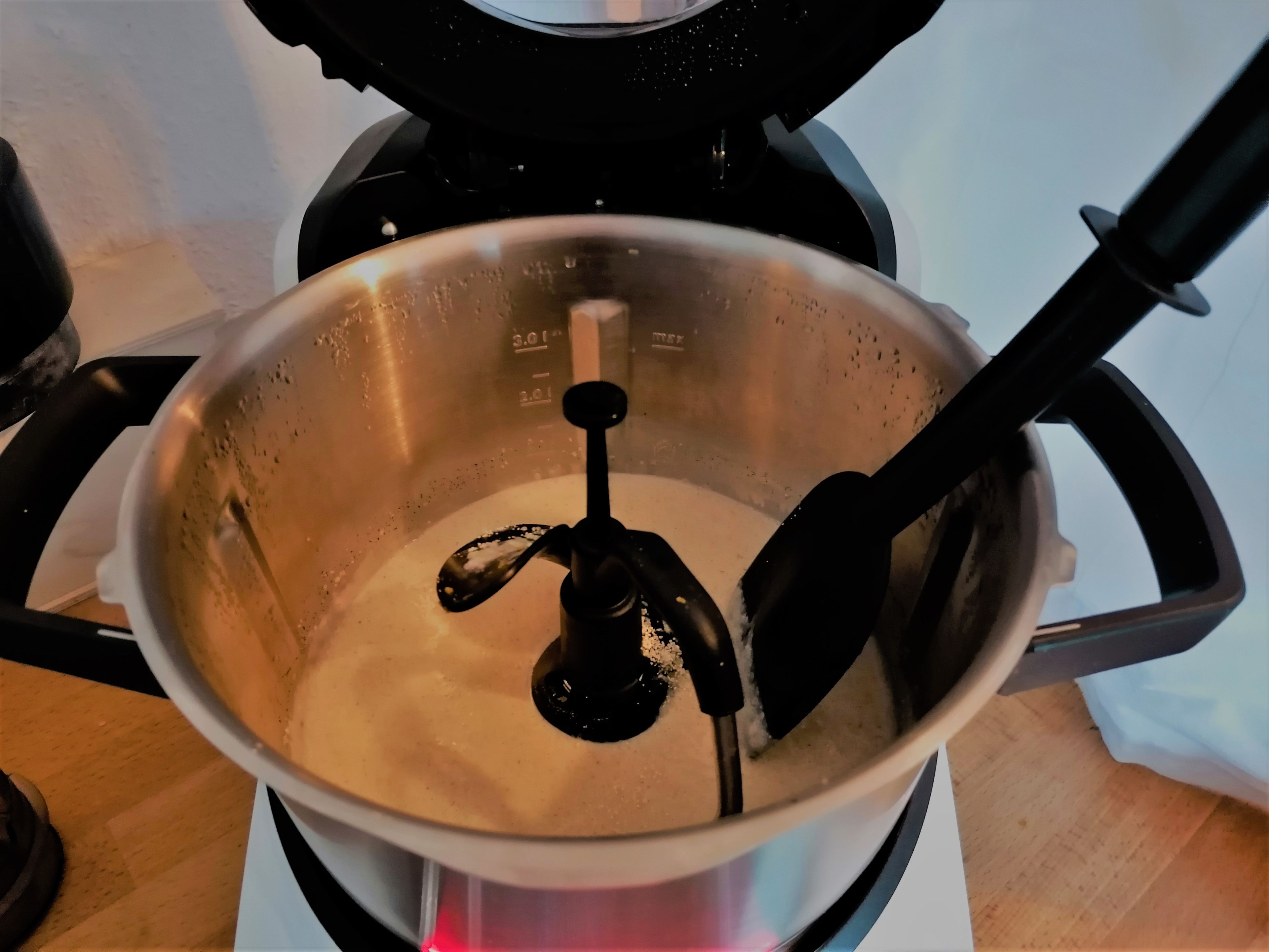 Zucker, etwas Orangenabrieb, Zimt und Kardamom, Mark einer 1/2 Vanilleschote und Milch in den Cookit geben und bei geschlossenem Deckel, ohne Messbecher, erhitzen (3D-Rührer | Stufe 4 | 95°C | 5 Minuten). Wenn die Temperatur erreicht ist, den Grieß hinzugeben und den Deckel wieder schließen. Den Messbecher weiterhin nicht verwenden (3D-Rührer | Stufe 4 | 90°C | 6 Minuten). Nach 4 Minuten das Eigelb und die Butter hinzugeben. Deckel schließen nochmals weiterrühren lassen (3D-Rührer | Stufe 6 | 1 Minute 30 Sekunden). Anschließend den Grießbrei aus dem Topf nehmen und in eine separate Schüssel geben.