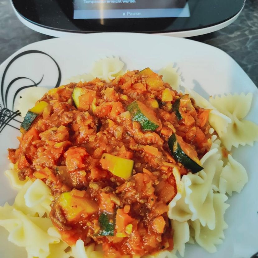 Gemüse-Hack-Pfanne mit Farfalle (mit dem Cookit)