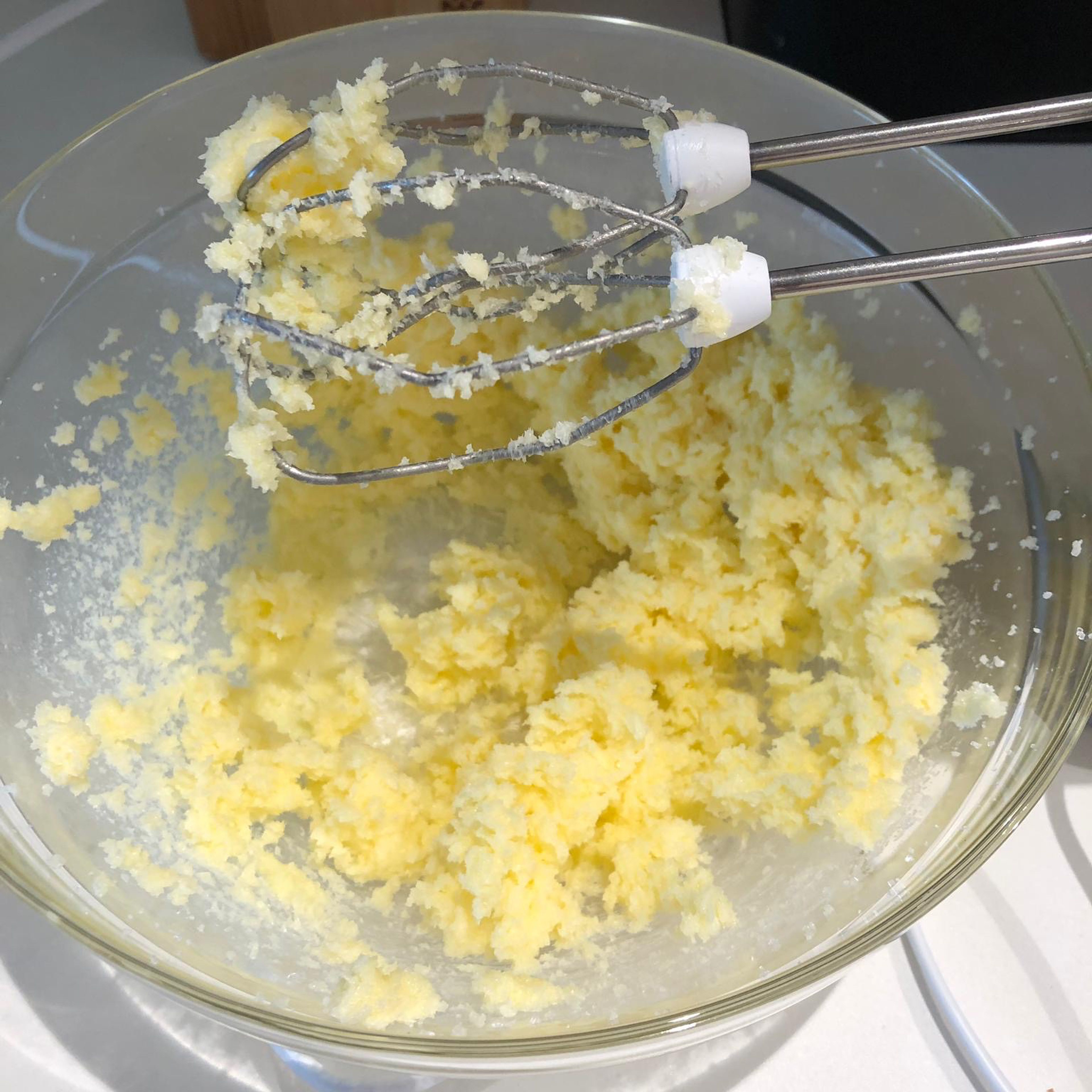 Rühre Butter, Zucker und Vanillezucker cremig. 