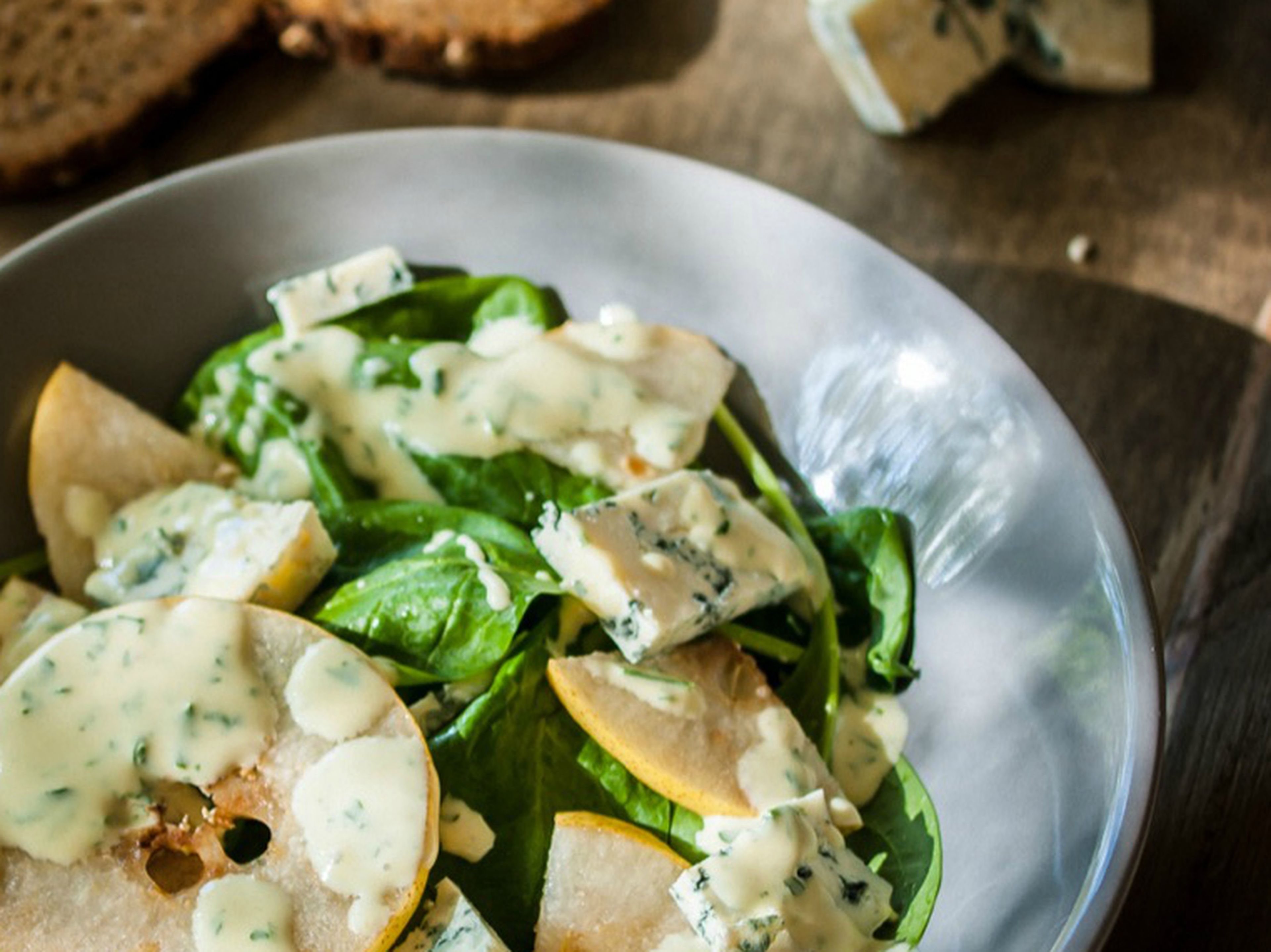 Simple spinach salad with blue cheese and pear
