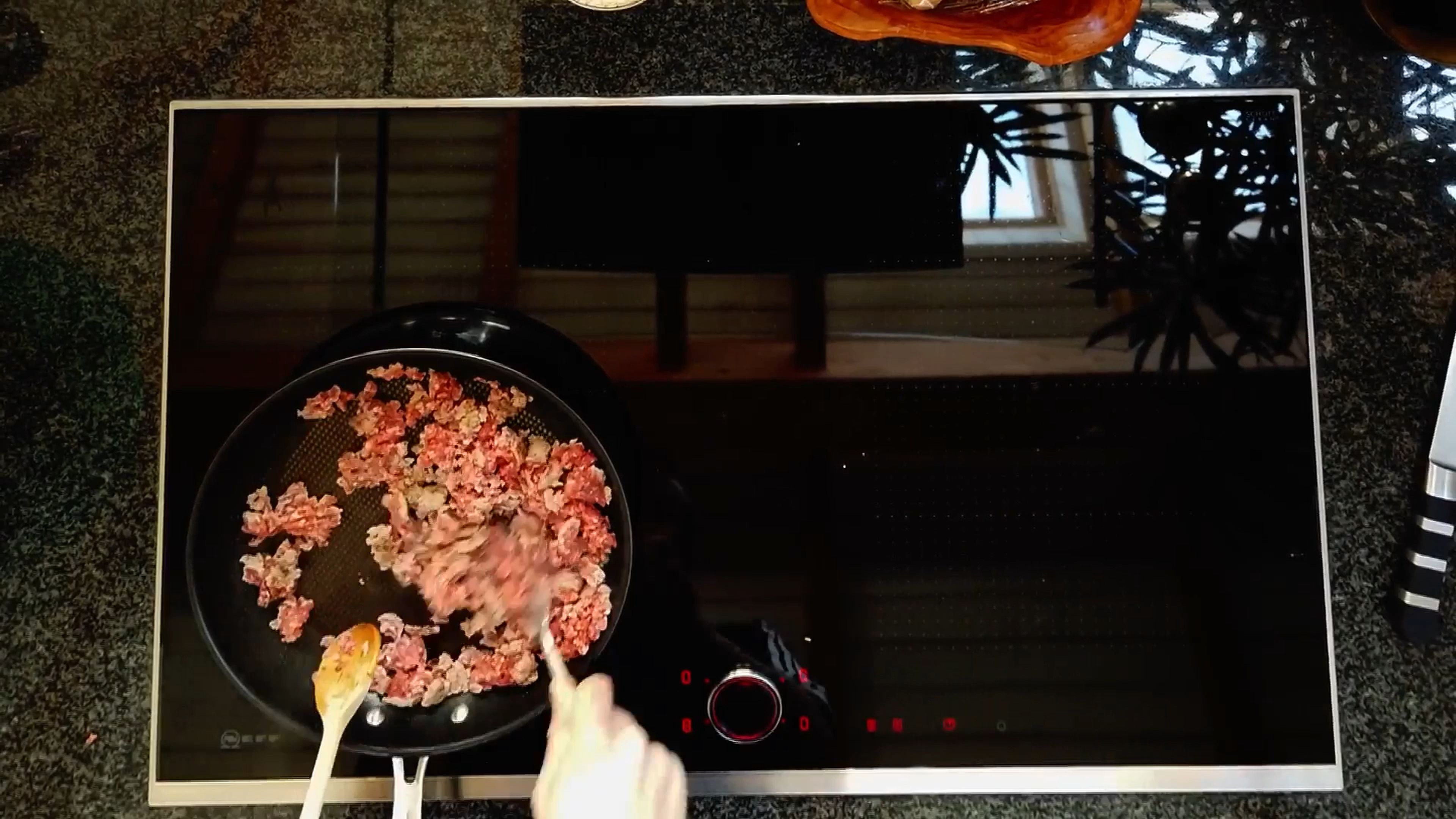 Das Rinderhackfleisch mit 1 EL Olivenöl anbraten. Nach ca. 3 Minuten die Kichererbsen hinzugeben. Weitere 5 Minuten braten und eine Minute vor Ende die restlichen Frühlingszwiebeln hinzugeben.