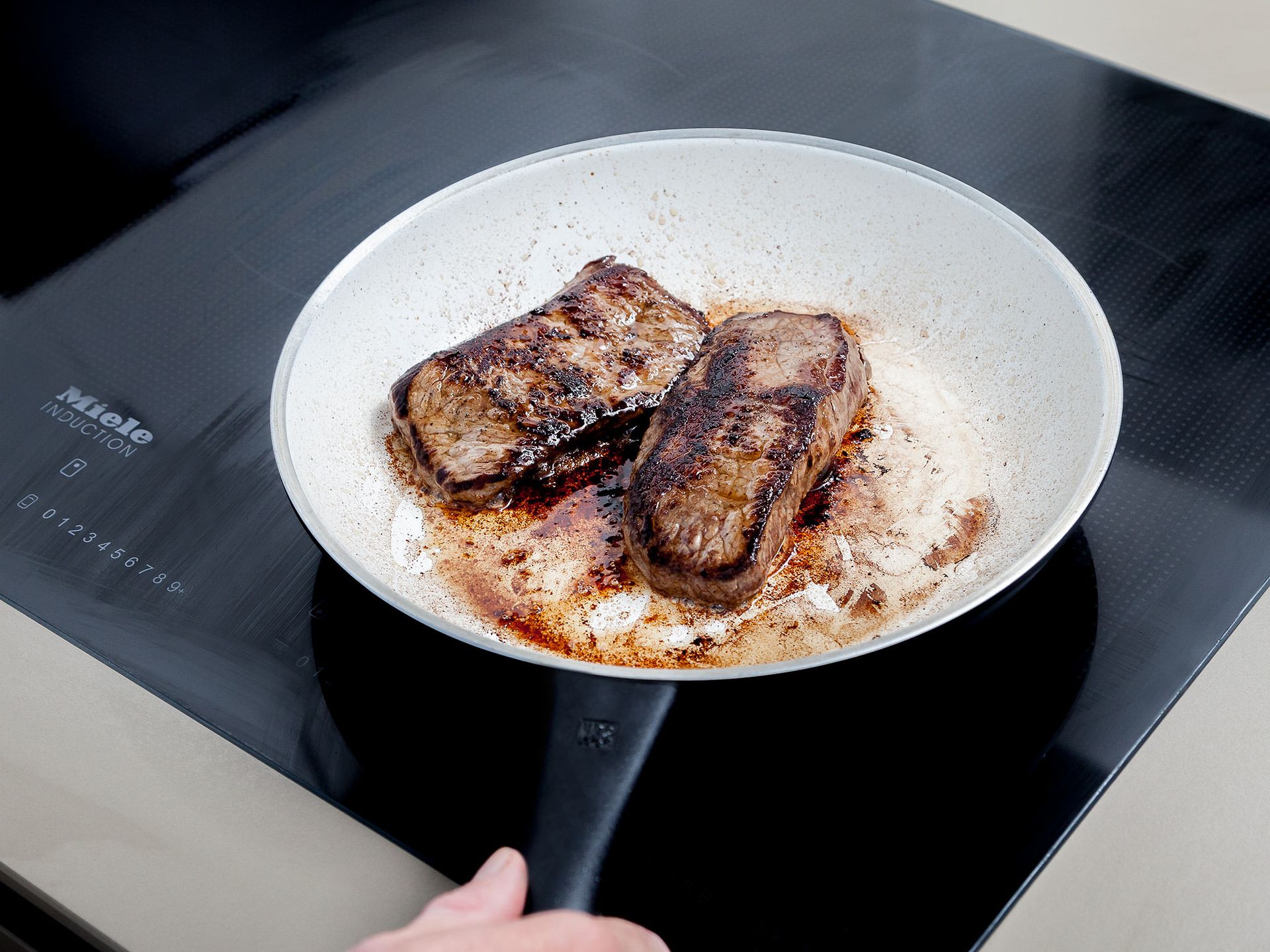 Salat mit Steakstreifen und Caesar-Dressing | Rezept | Kitchen Stories