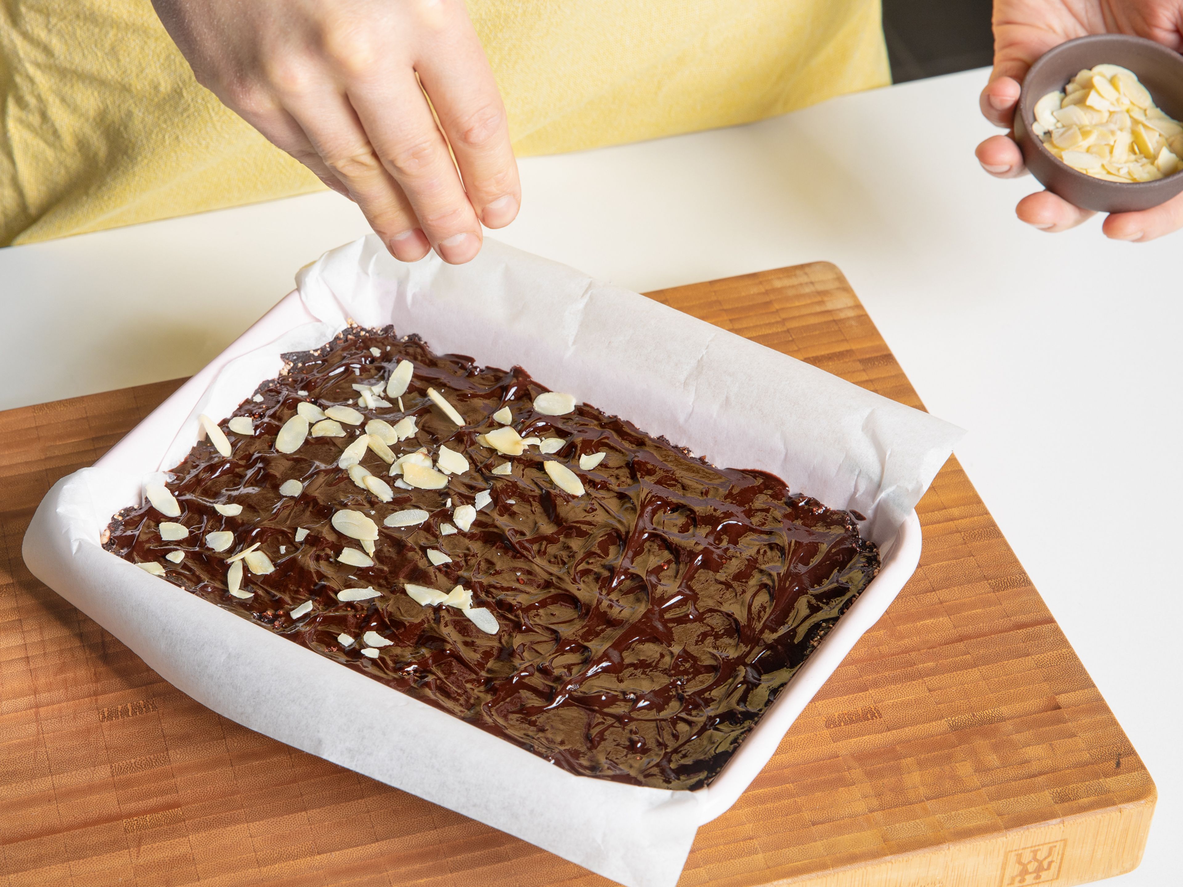 Spread the glaze on the brownies and sprinkle with almond slices. Transfer to the refrigerator to chill for approx. 1 hr., then cut into pieces. Enjoy!