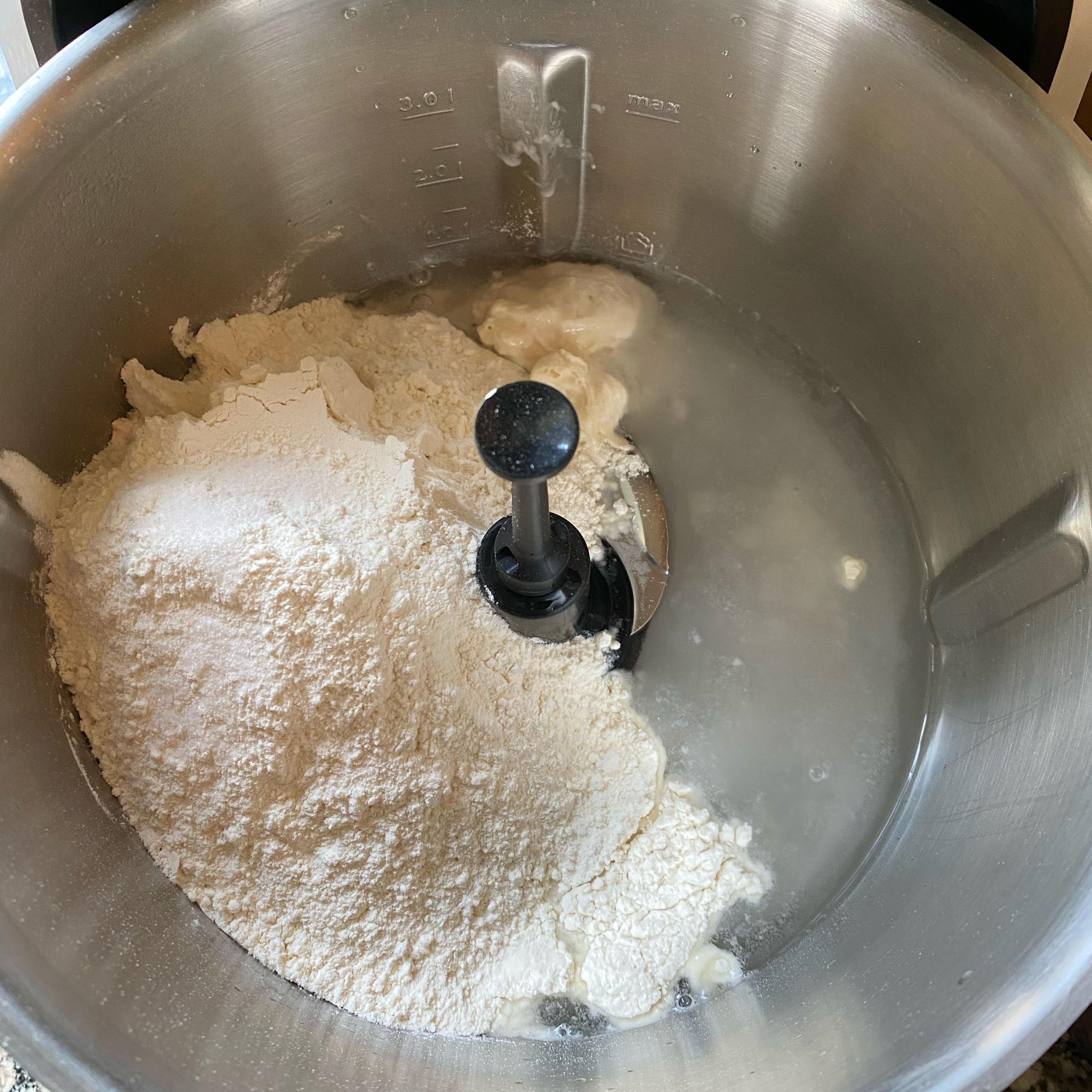 Cookit Automatikprogramm, Teig 1, Cookit Universalmesser einsetzen, Wasser, Hefe, Weizensauerteig oder Levito Madre, Mehl und Salz in den Cookit einwiegen. Programm starten.