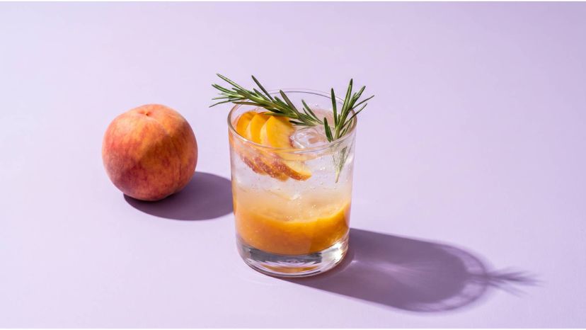 Sommerlicher Pfirsich-Rosmarin-Fizz als erfrischender Aperitif