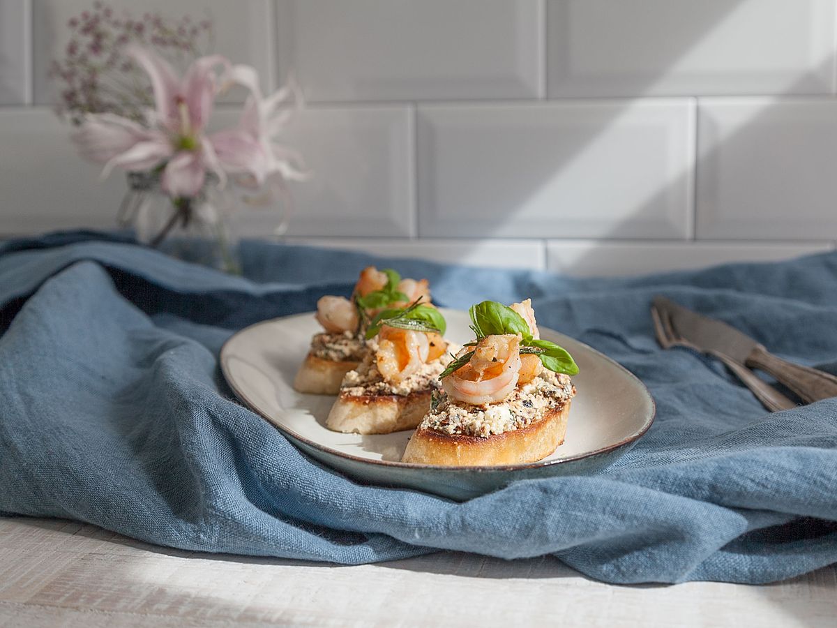 Mediterranean bruschetta with prawns | Recipe | Kitchen Stories