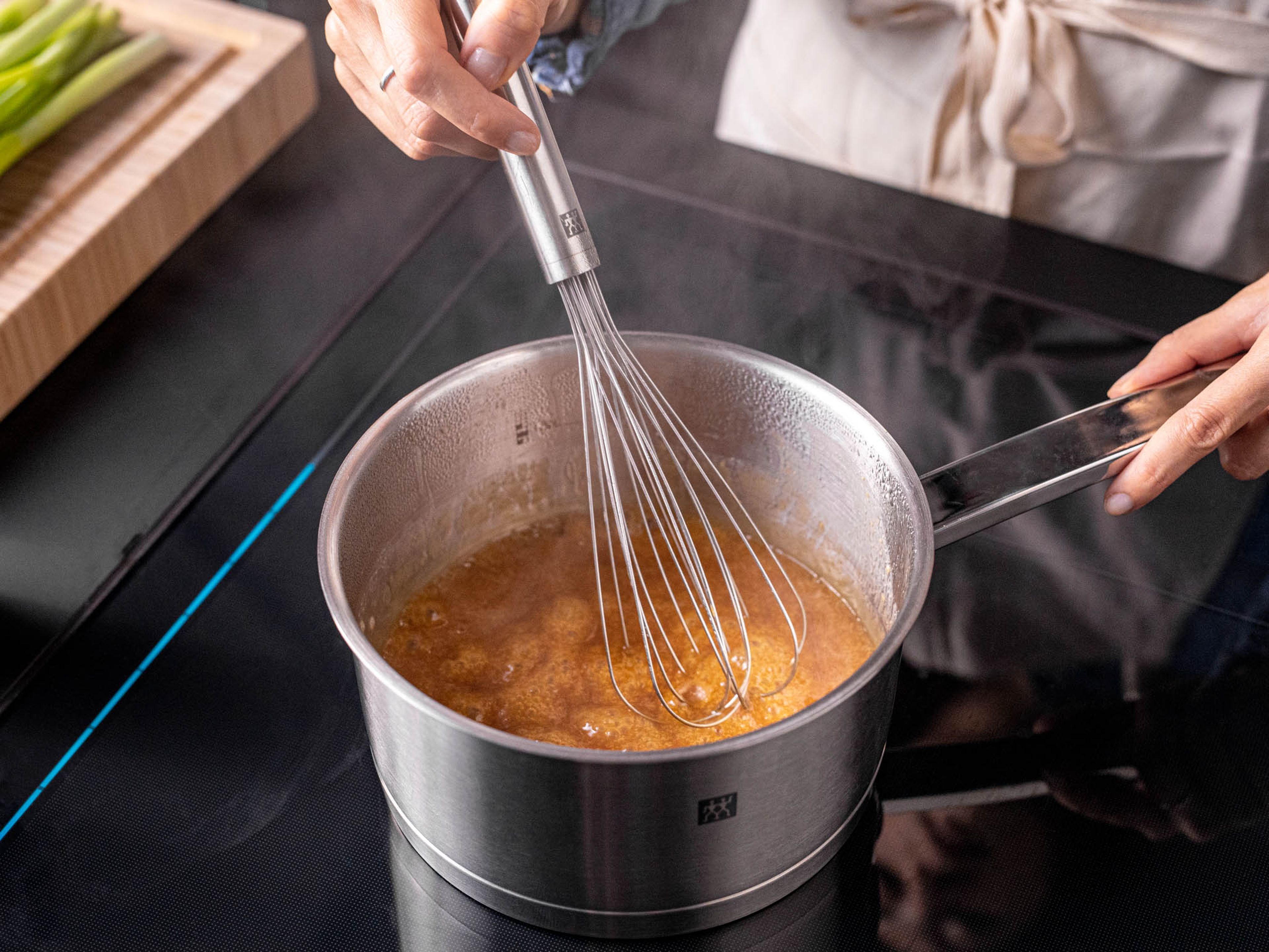 In der Zwischenzeit die Honig-Miso-Soße auf der Herdplatte aufkochen lassen. Die Hitze reduzieren und für ca. 10 Min. köcheln lassen, bis die Soße dickflüssig und glänzend ist.