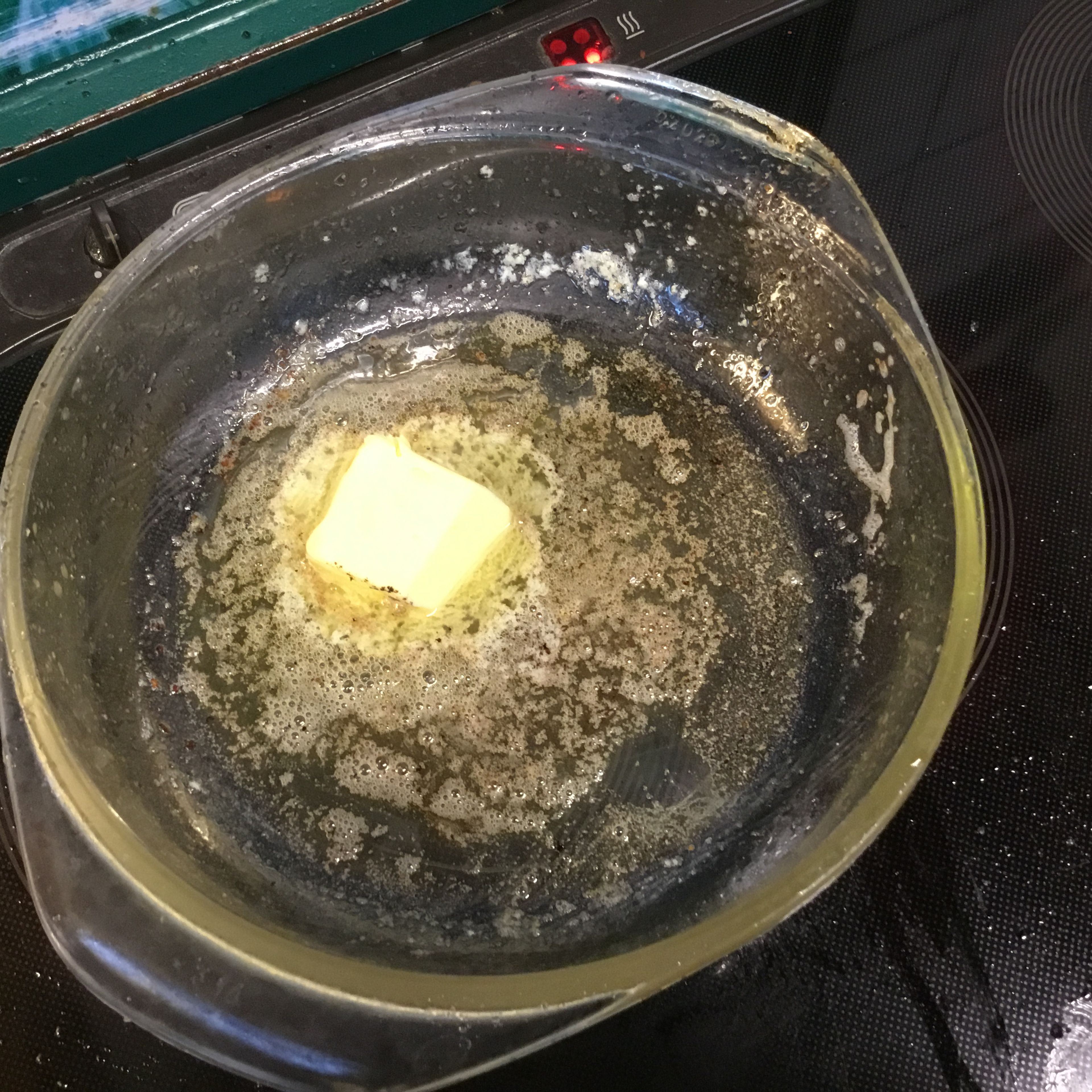 Ein Glaskasserole mit wenig Butter erwärmen....