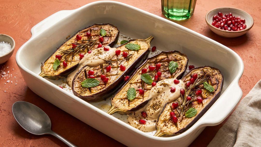 Ofengeröstete Auberginen mit Miso-Joghurt und Granatapfel