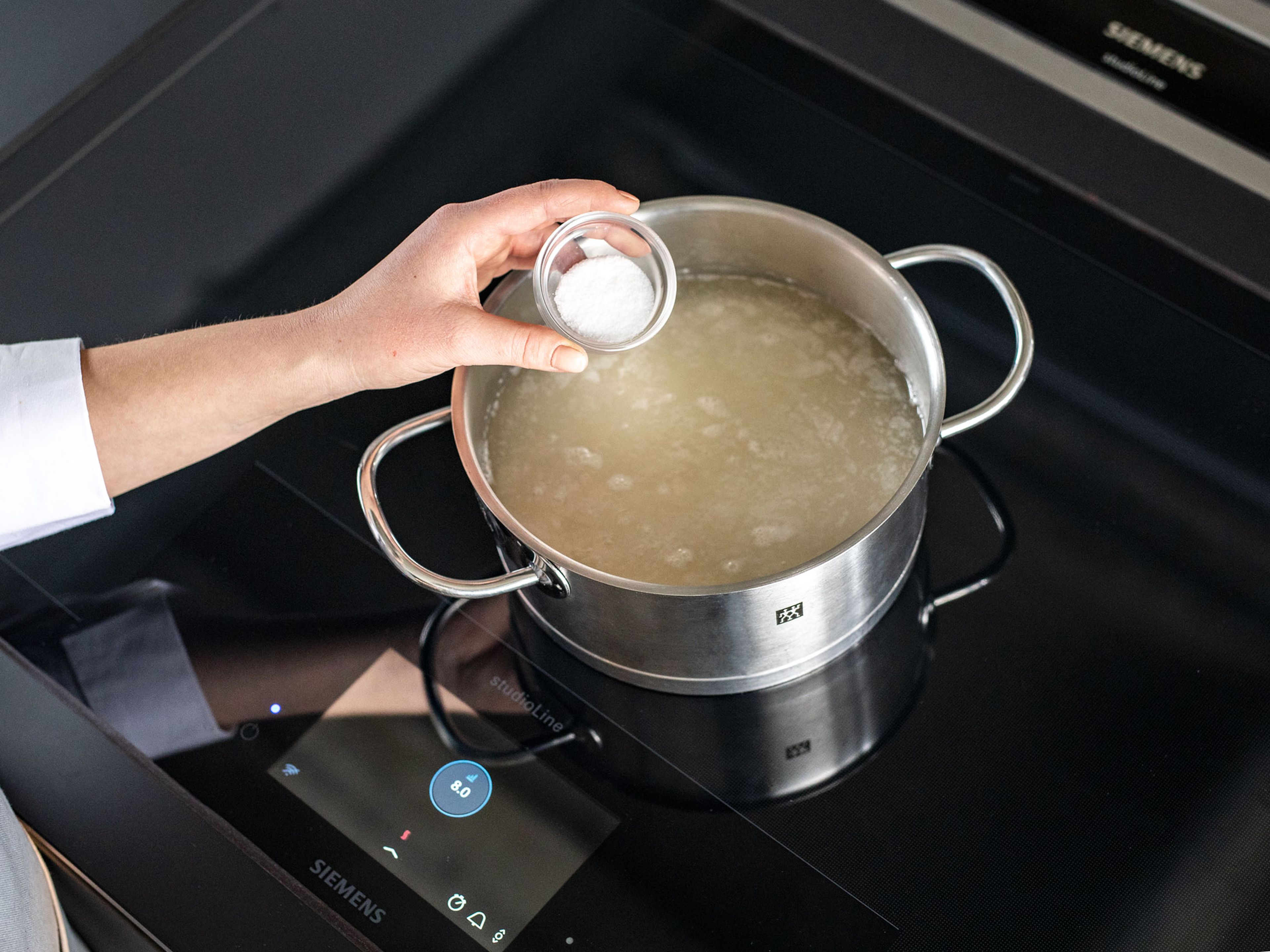 Basmatireis abspülen und in einen Topf mit kaltem, gesalzenem Wasser geben. Zum Kochen bringen und für ca. 5 Min. köcheln lassen. Anschließend das Wasser abgießen.