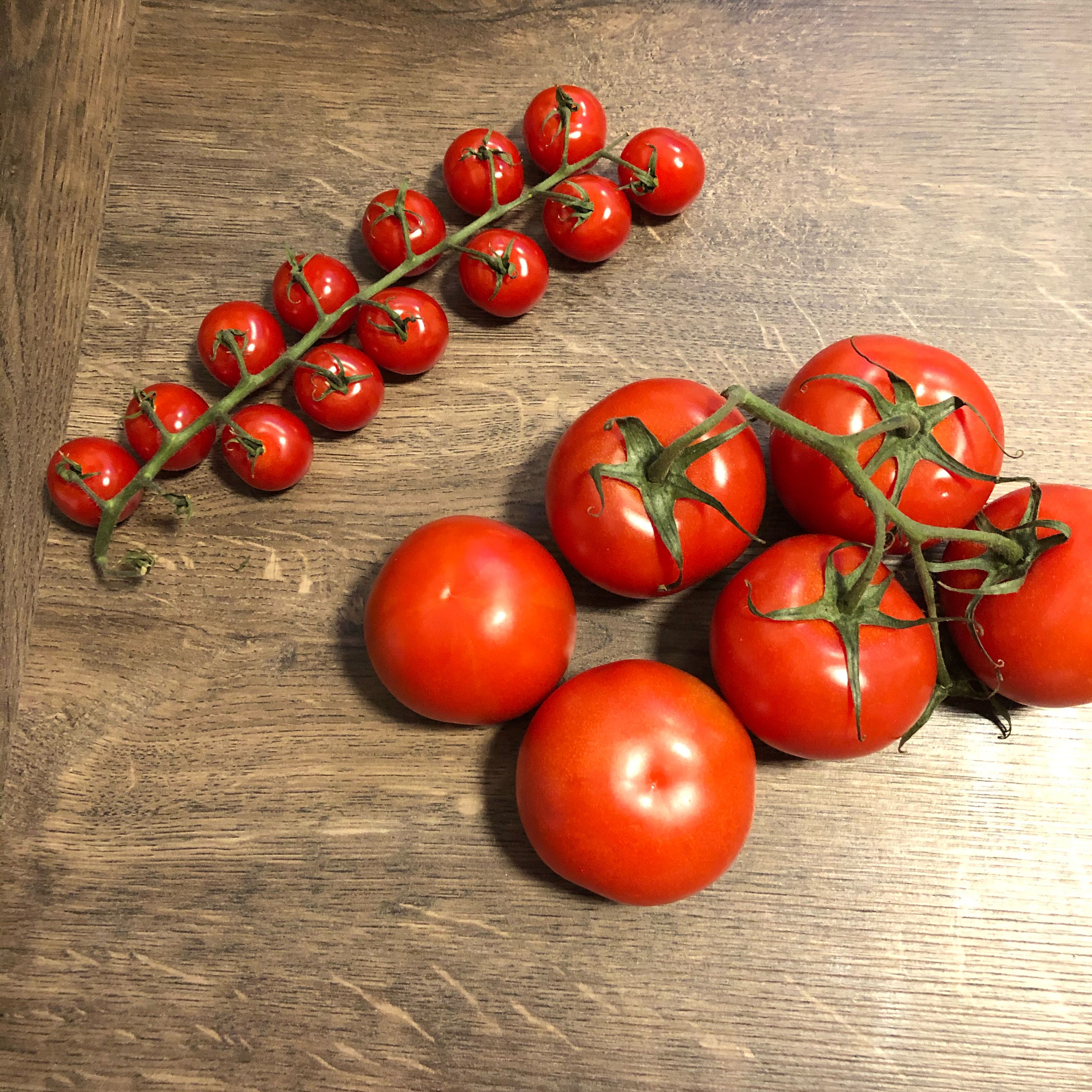 Tomaten halbieren.