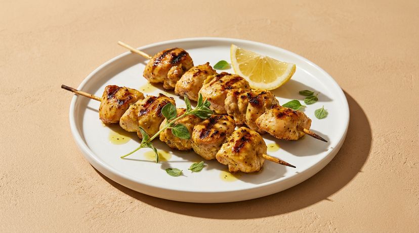 Mediterrane Hähnchenspieße vom Grill mit Zitrone und Kräutern