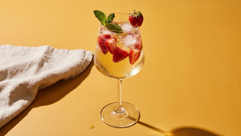 Erfrischender Erdbeer-Martini mit Prosecco und Minze