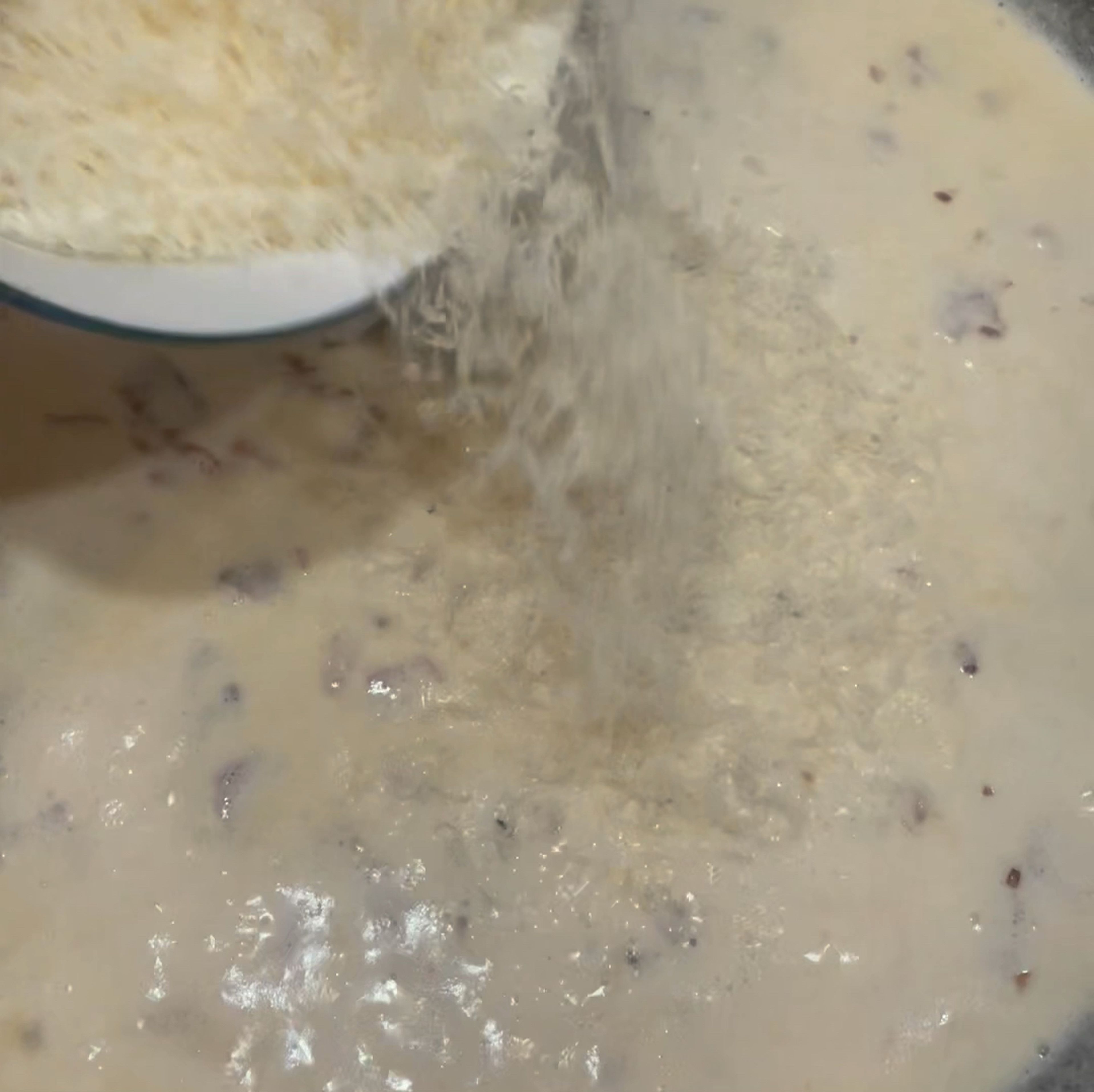 Daraufhin die Sahne und den Parmesan hinzugeben und ein paar Minuten köcheln lassen.