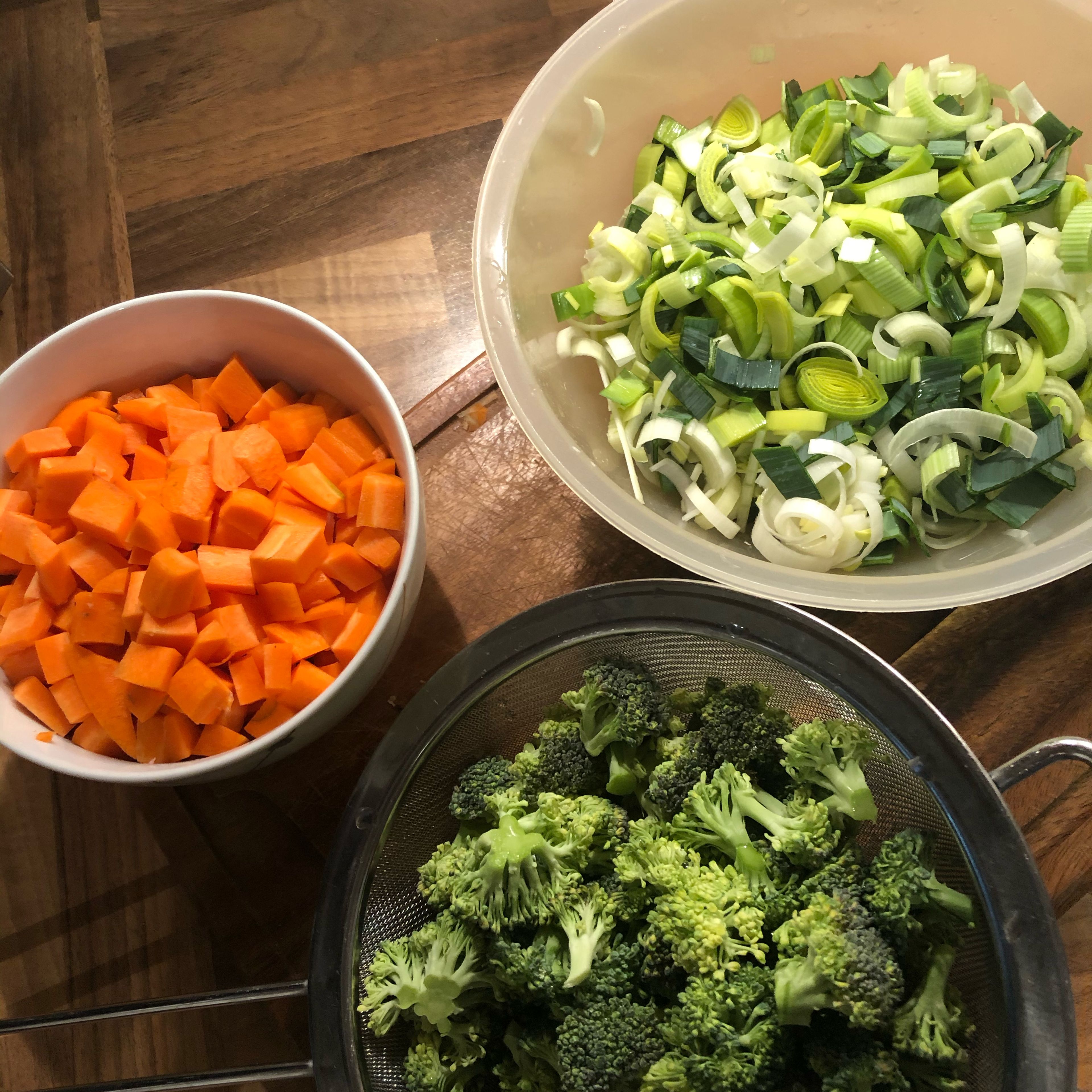 Karotten schälen und in Würfel schneiden. Brokkoli in Röschen aufteilen und Lauch in Halbmonde schneiden. Kartoffeln ebenfalls in Mundgerechte Stücke schneiden