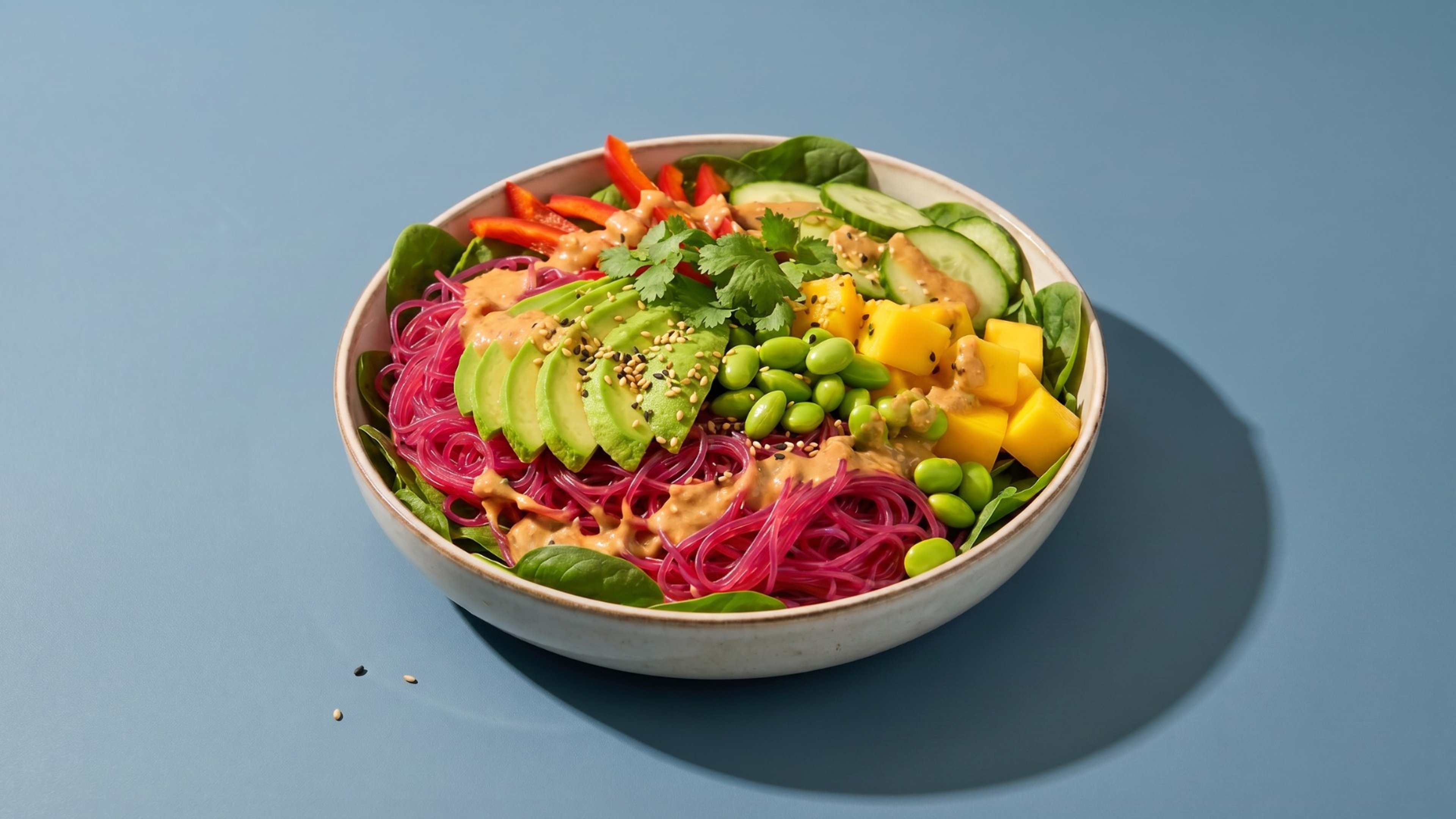 Veganer Glasnudelsalat mit Rote Bete, Mango und Erdnuss-Dressing