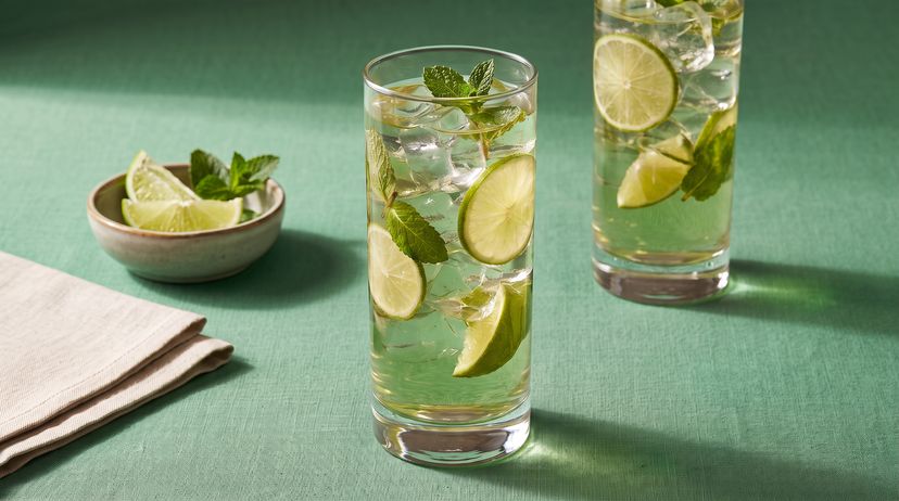 Alkoholfreier Hugo-Eistee: So machst du einen erfrischenden Sommer-Drink