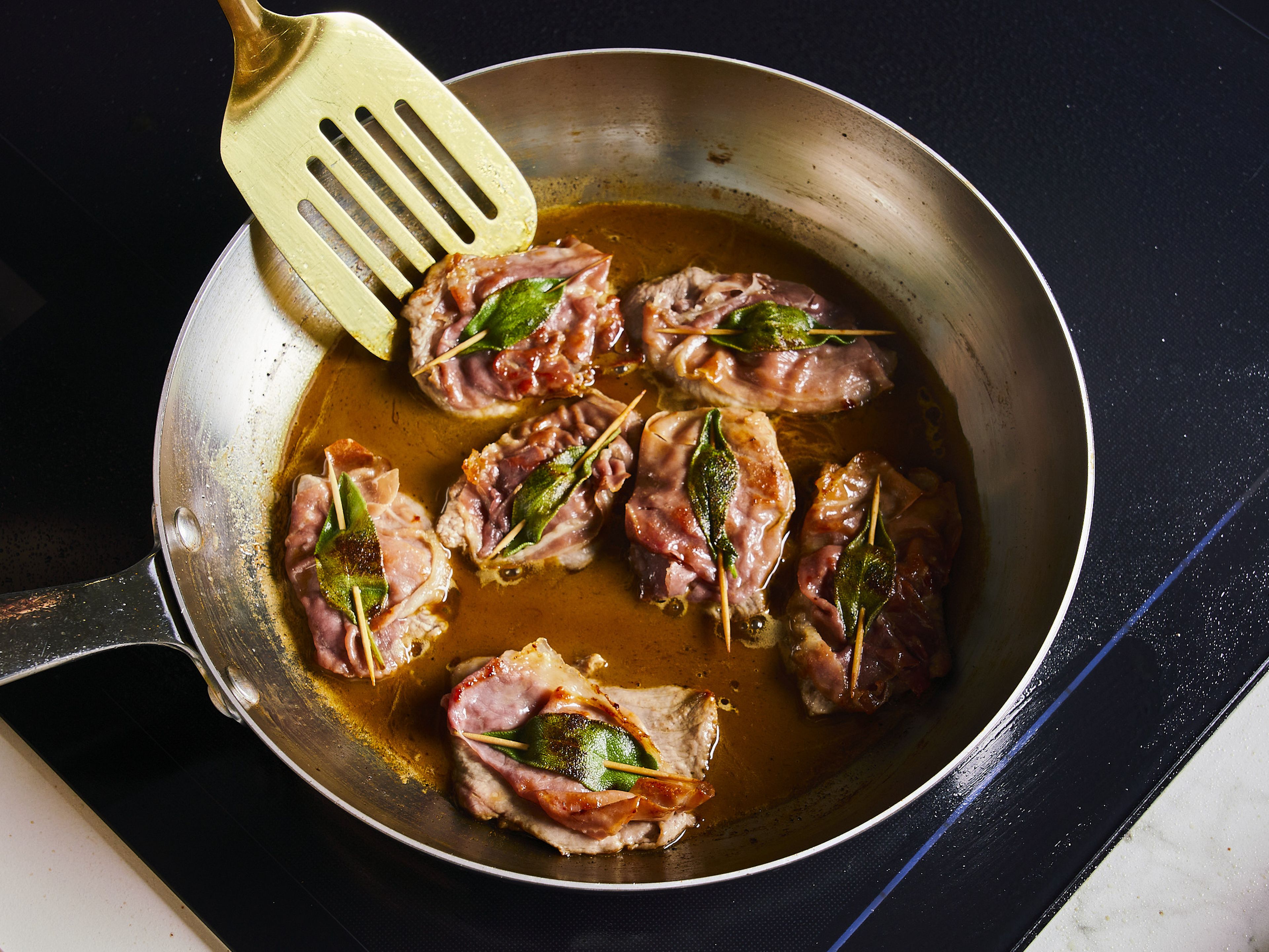 Remove the toothpicks, place the saltimbocca in the pan and reheat briefly in the sauce. Serve with side dishes of your choice, drizzle with sauce and sprinkle with freshly ground pepper.