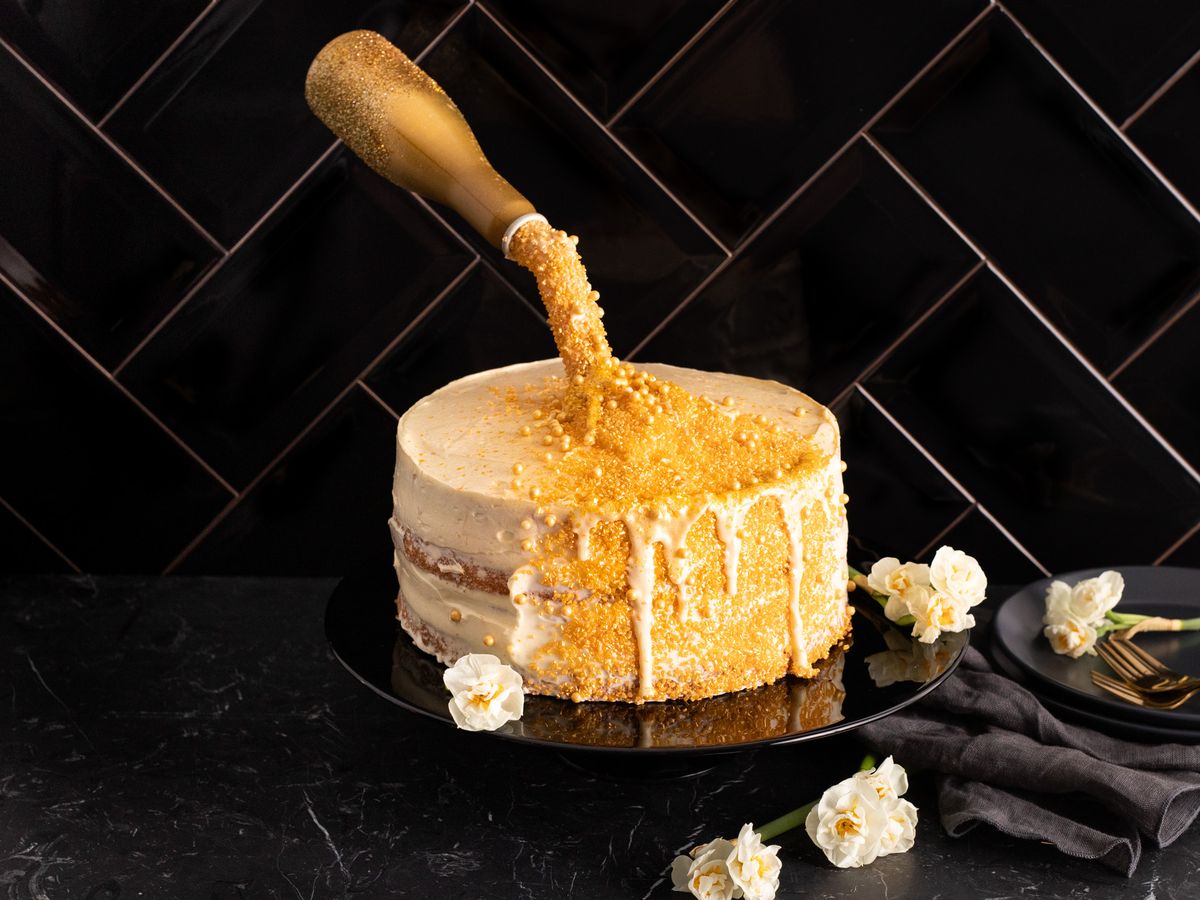 Gravity cake with white chocolate buttercream | Recipe | Kitchen Stories