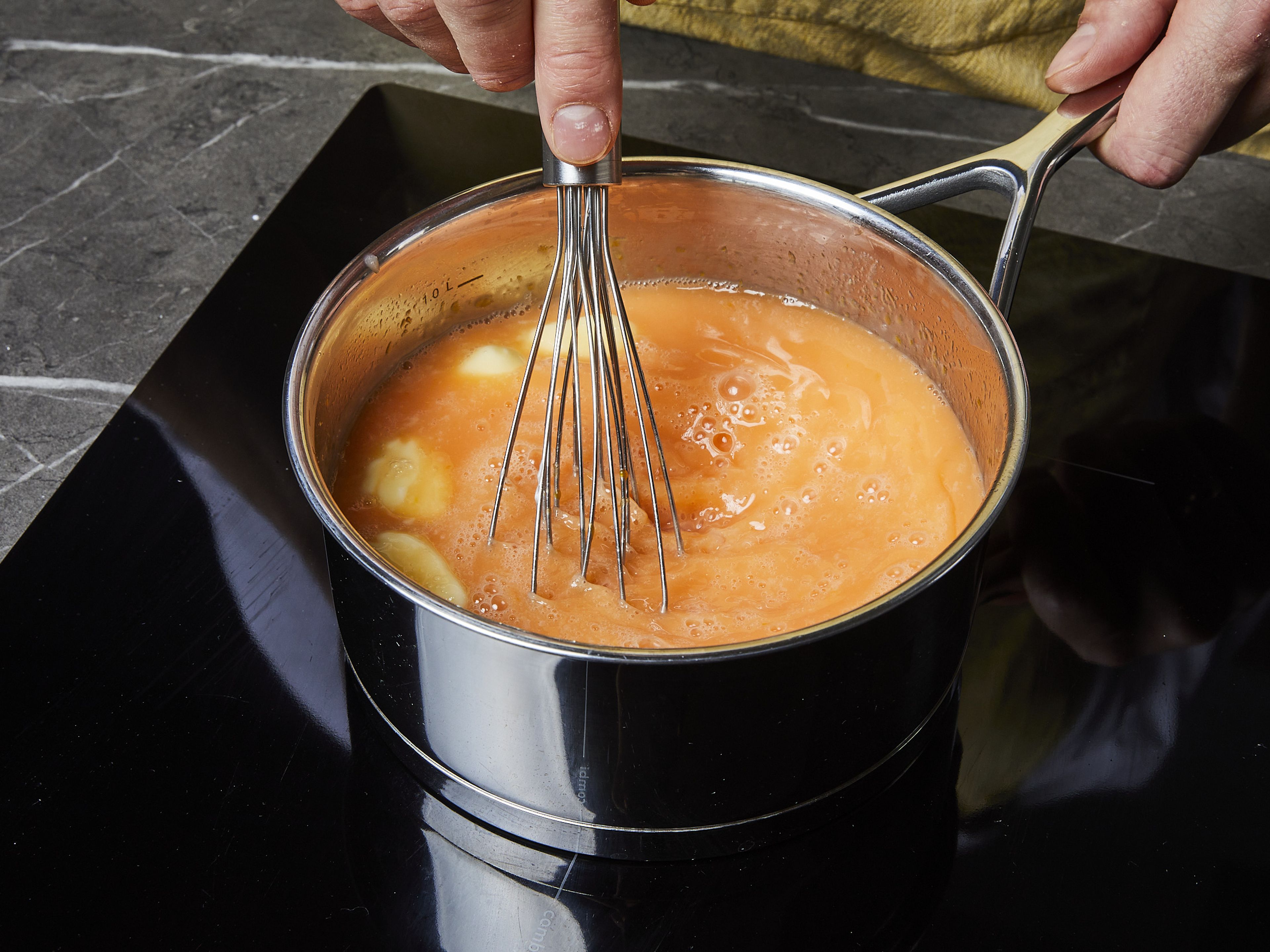 Orangensaft auspressen. Für die Orangencreme den Orangensaft, die Speisestärke, ½ des restlichen Zuckers, das restliche Wasser, die Butter, den restlichen Aperol und die Eigelbe in einem kleinen Topf verrühren. Unter ständigem Rühren erhitzen und zum Kochen bringen, bis die Mischung eindickt und der Alkohol verdampft ist, ca. 2 Min. Vom Herd nehmen, abdecken und beiseite stellen.