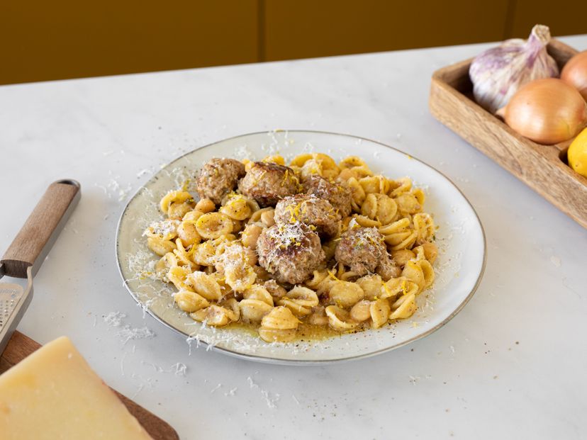 A Chef Makes One-Pot Pasta with Meatballs