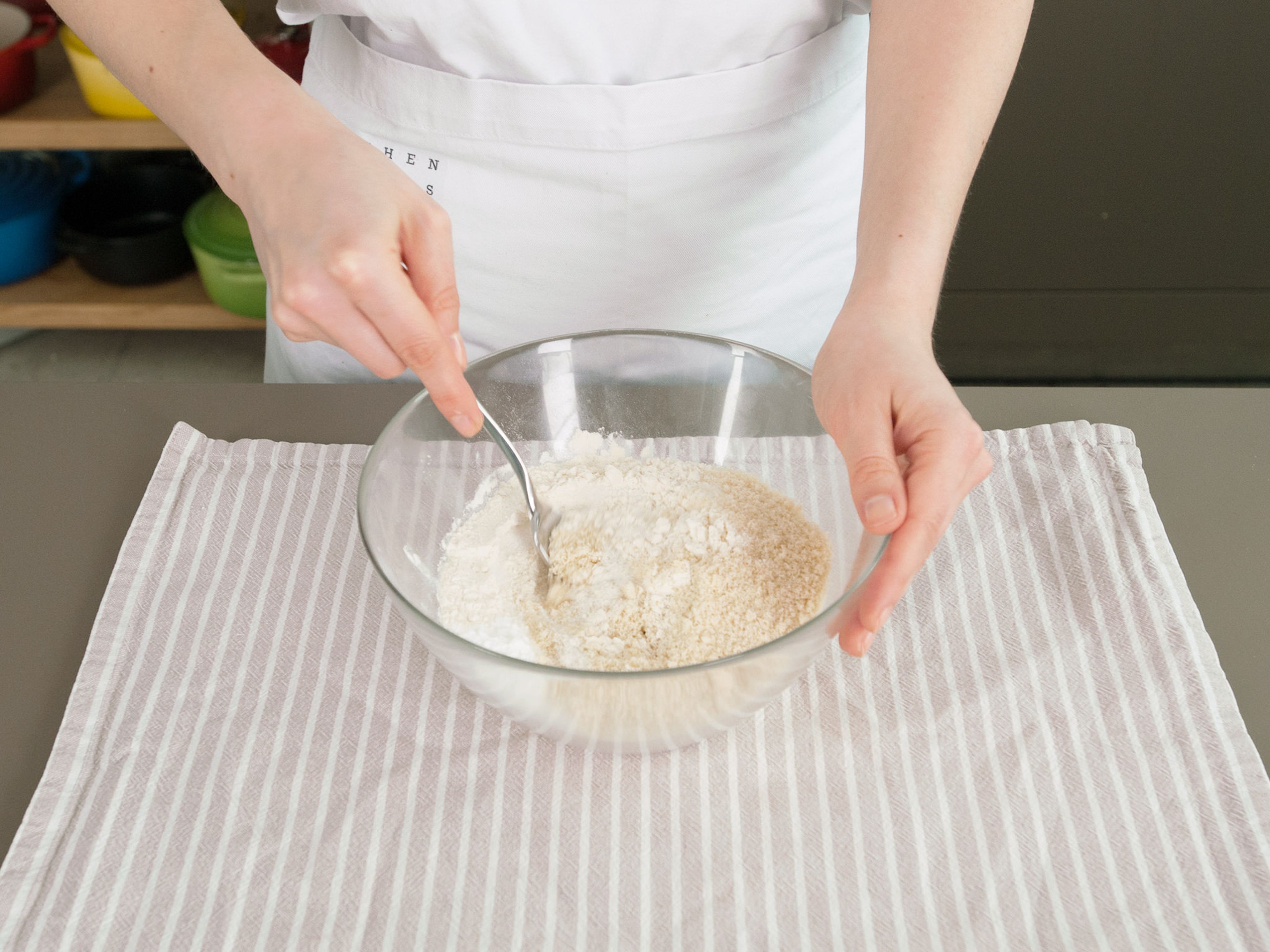 Mehl, gemahlene Mandeln, Salz und Backpulver vermengen und beiseitestellen. Butter und Teil des Zuckers aufschlagen und Eier nacheinander unterheben. Anschließend Vanilleextrakt unterrühren.
